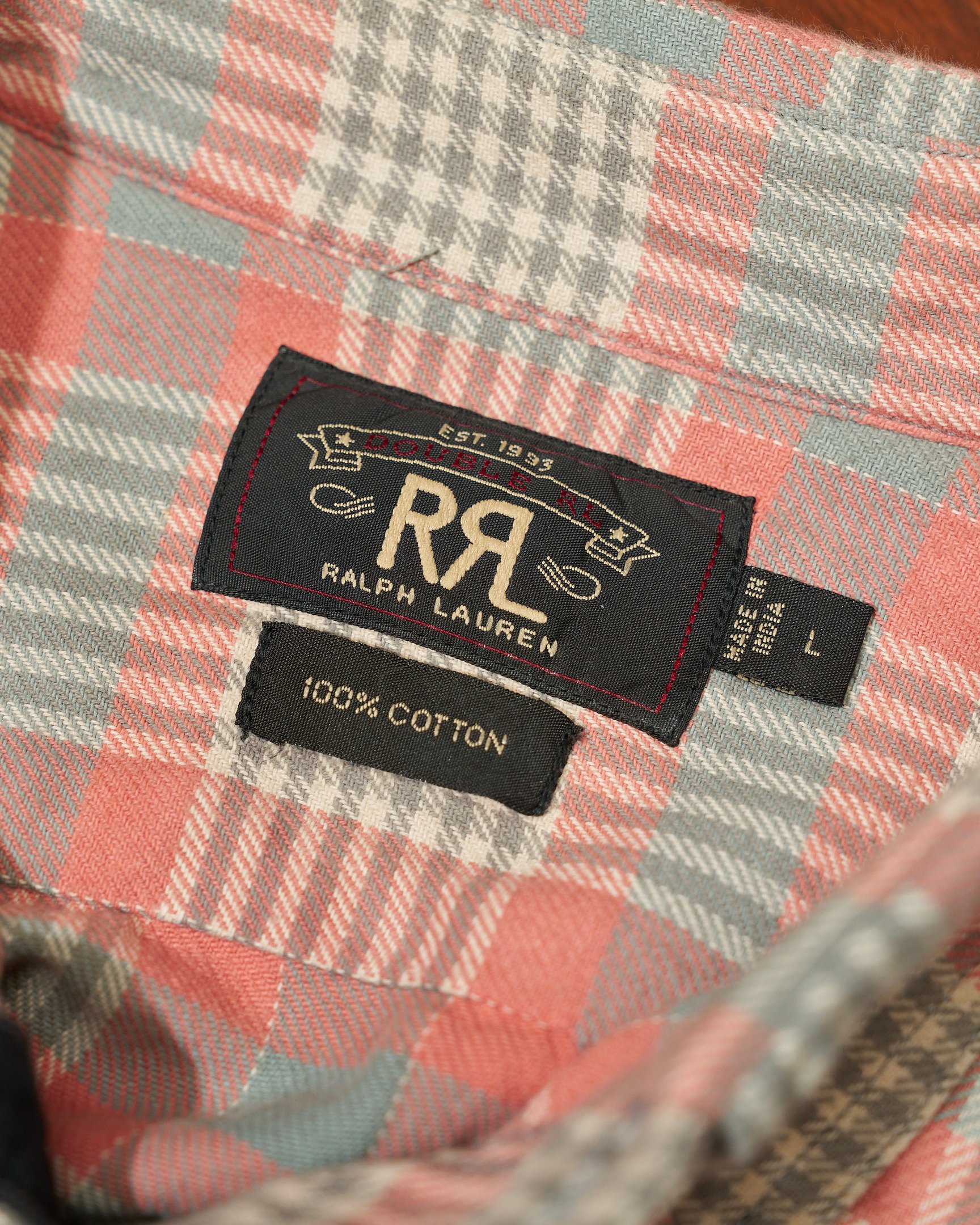 ラルフ ローレン社が1993年から現在まで展開するレーベル「ダブルアールエル」の2000年代初期のタグ