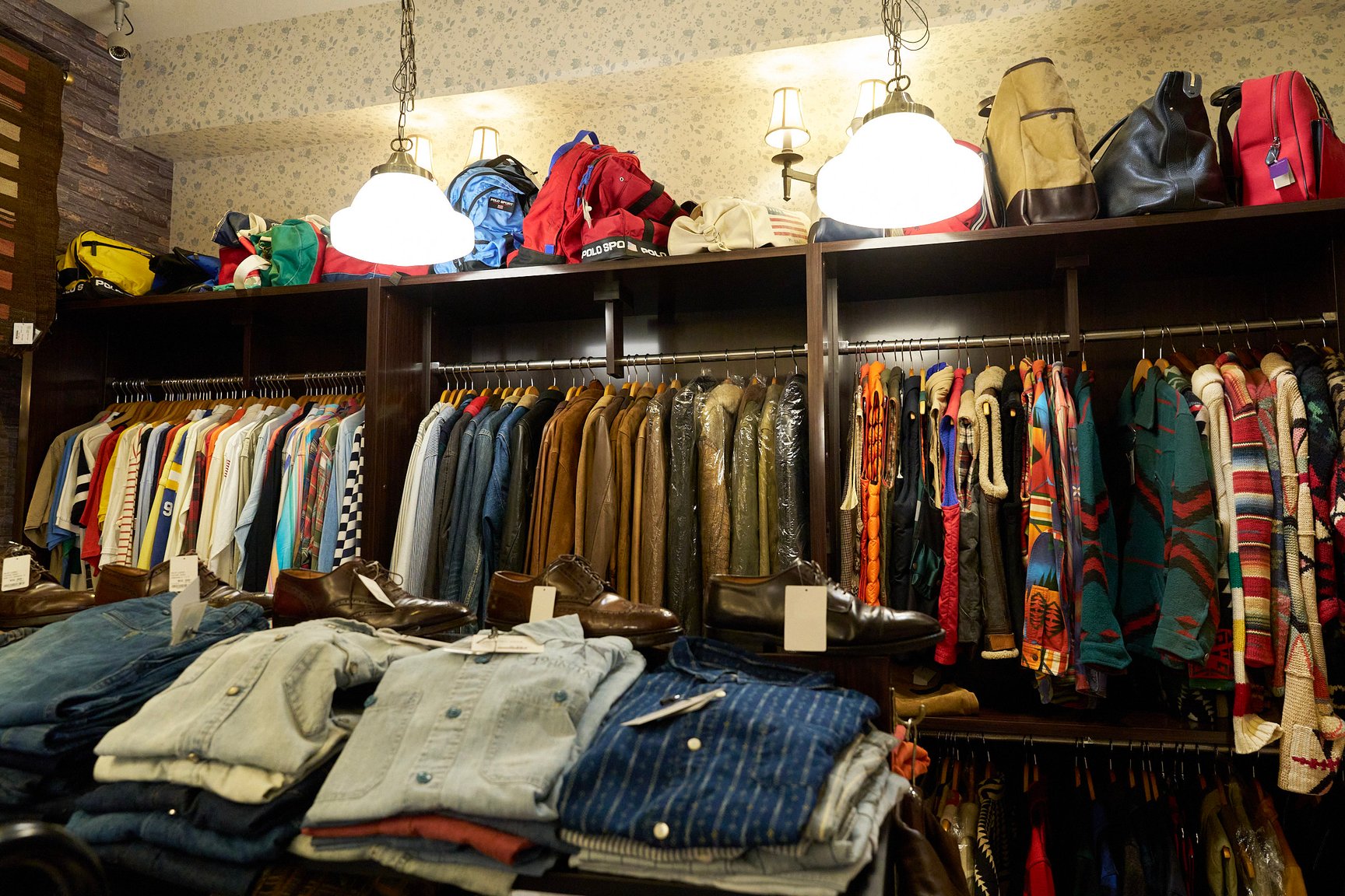 高円寺の古着屋「SAFARI2号店」の店内
