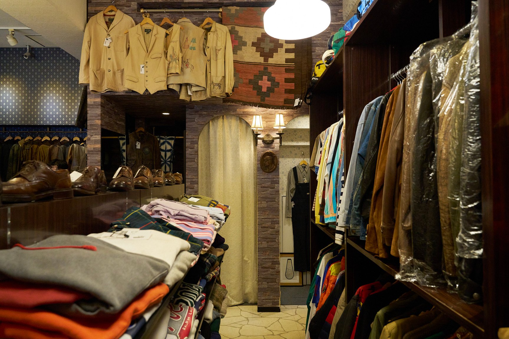 高円寺の古着屋「SAFARI2号店」の店内