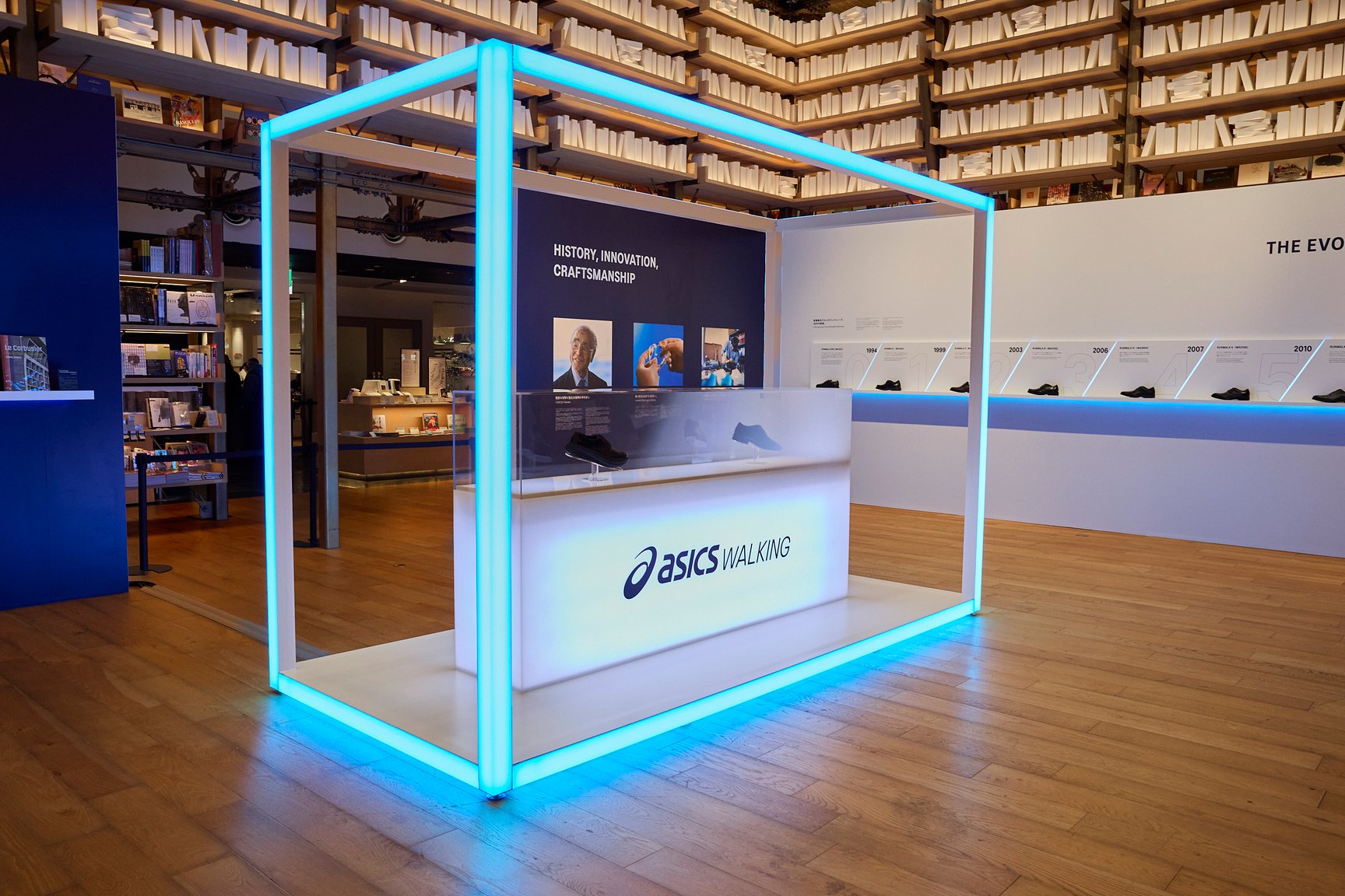 会場中央に展示された革靴