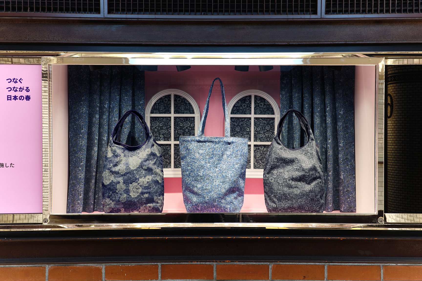 地下通路ショーウィンドウ