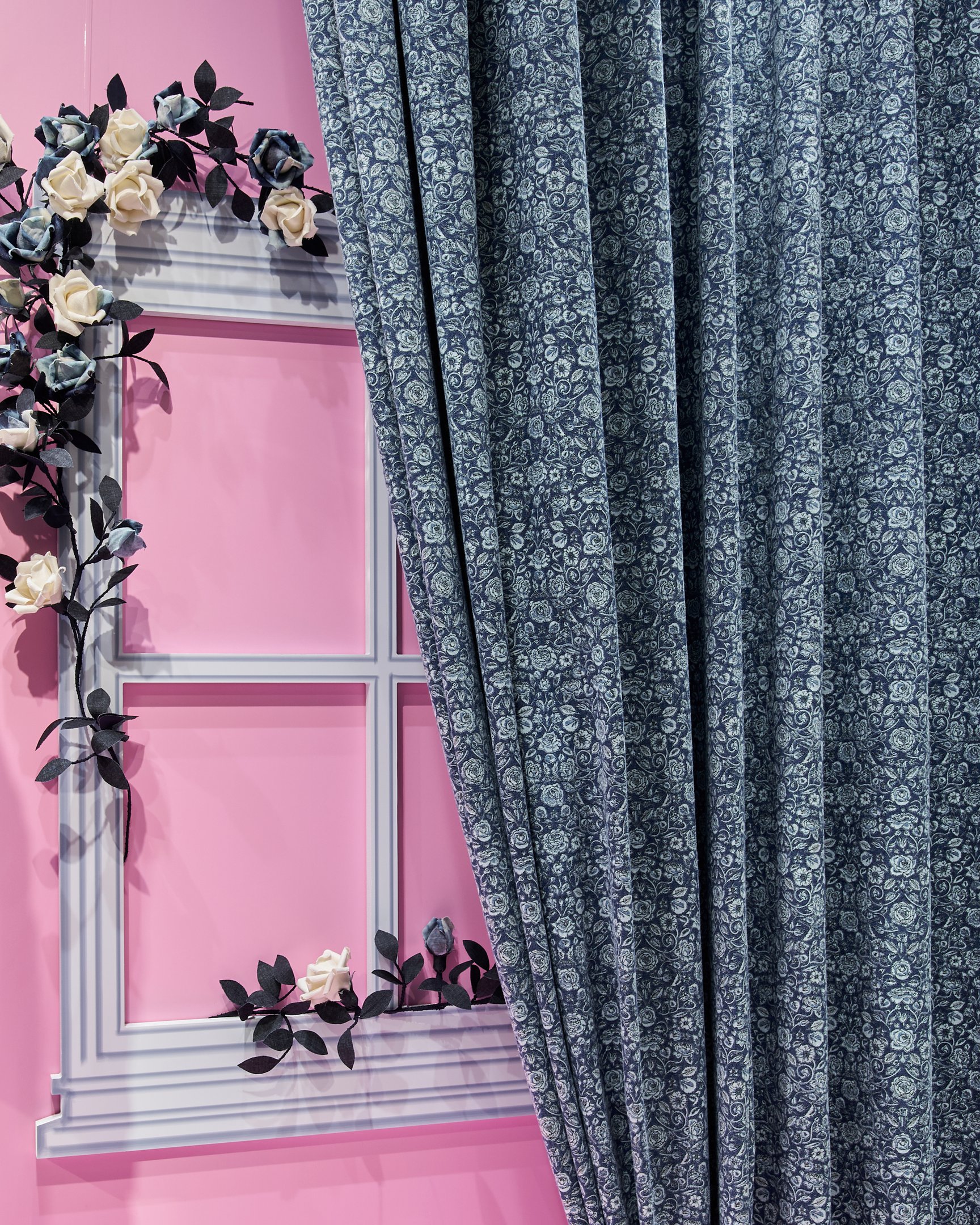 店内1階VPのカーテン装飾の寄り