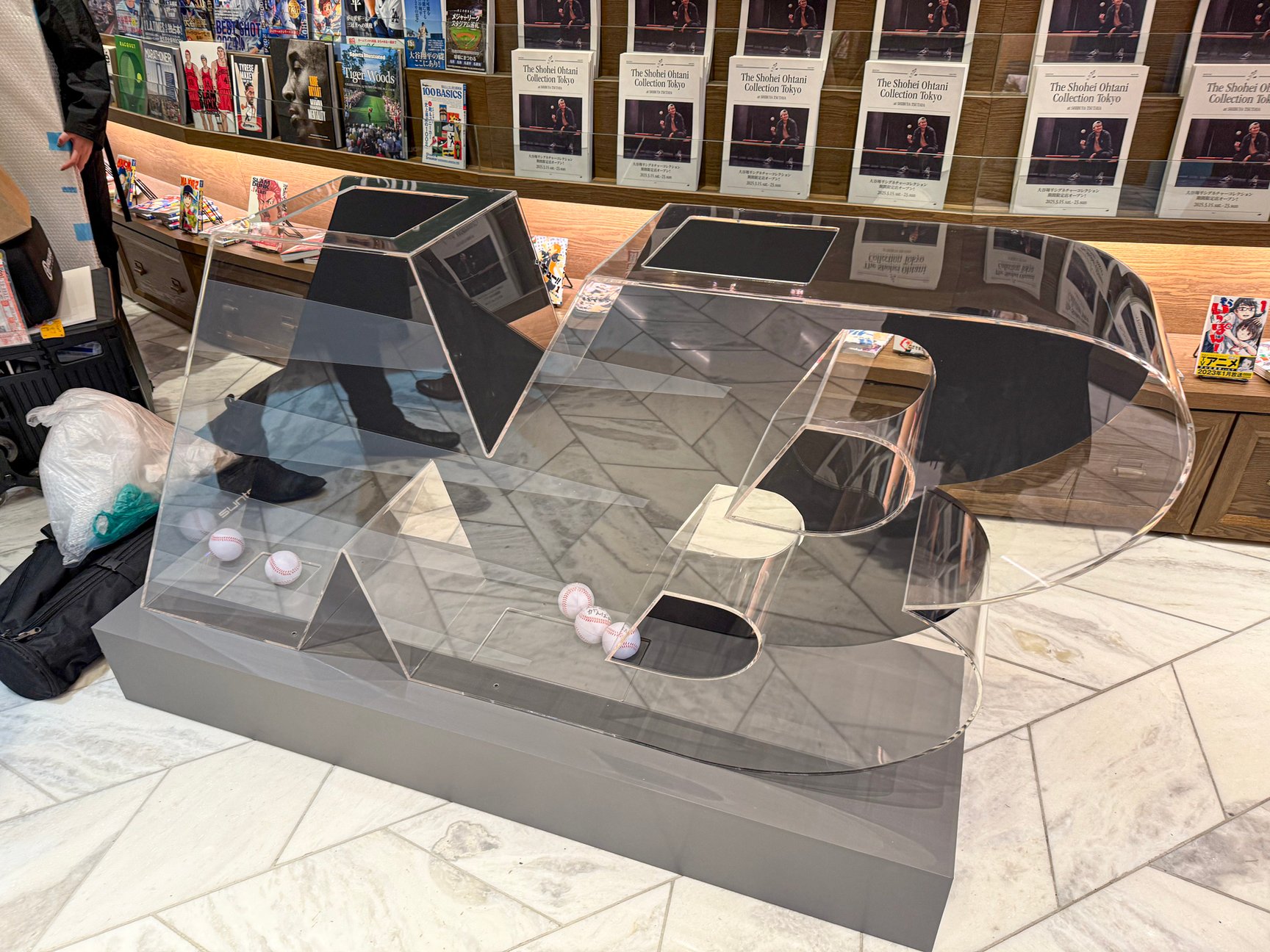 ニューバランスのロゴを模したボックス