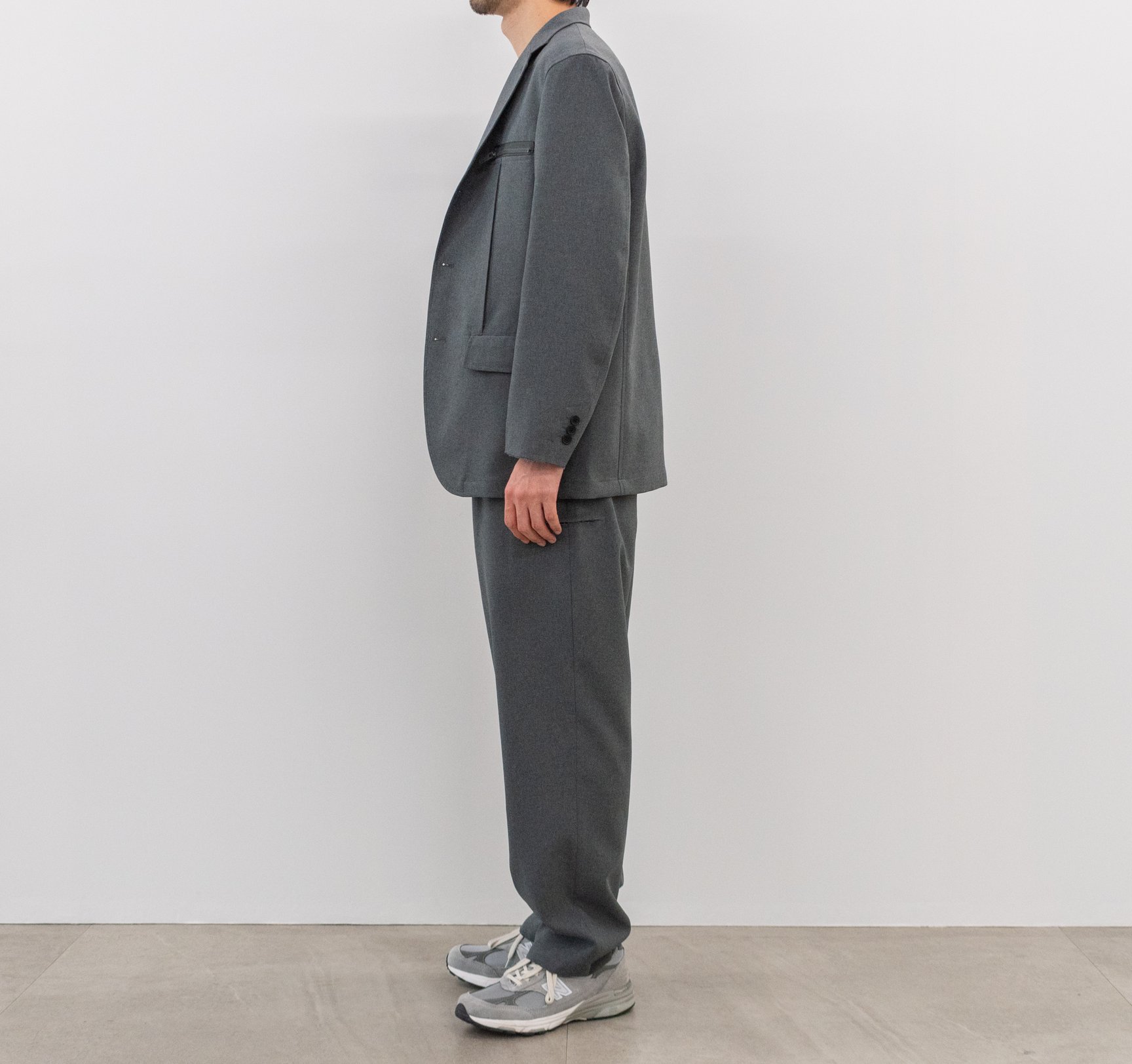 「UG」2025年春夏オーバーサイズジャケット、グラフィックTシャツ、ワイドテーパードパンツ
