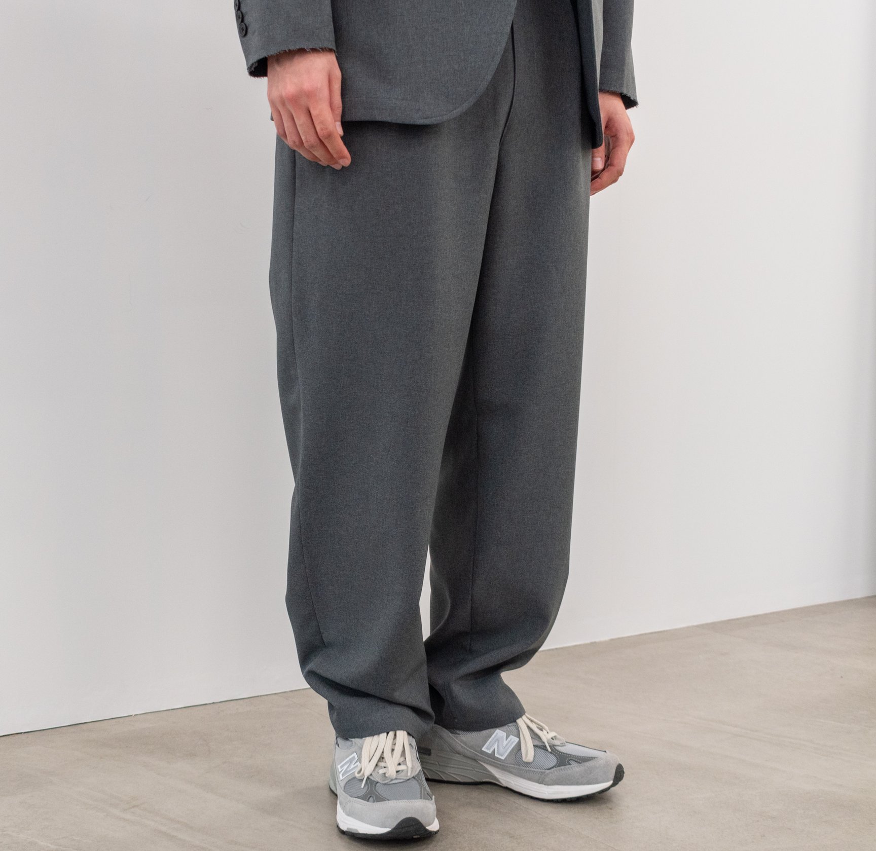 「UG」2025年春夏オーバーサイズジャケット、グラフィックTシャツ、ワイドテーパードパンツ