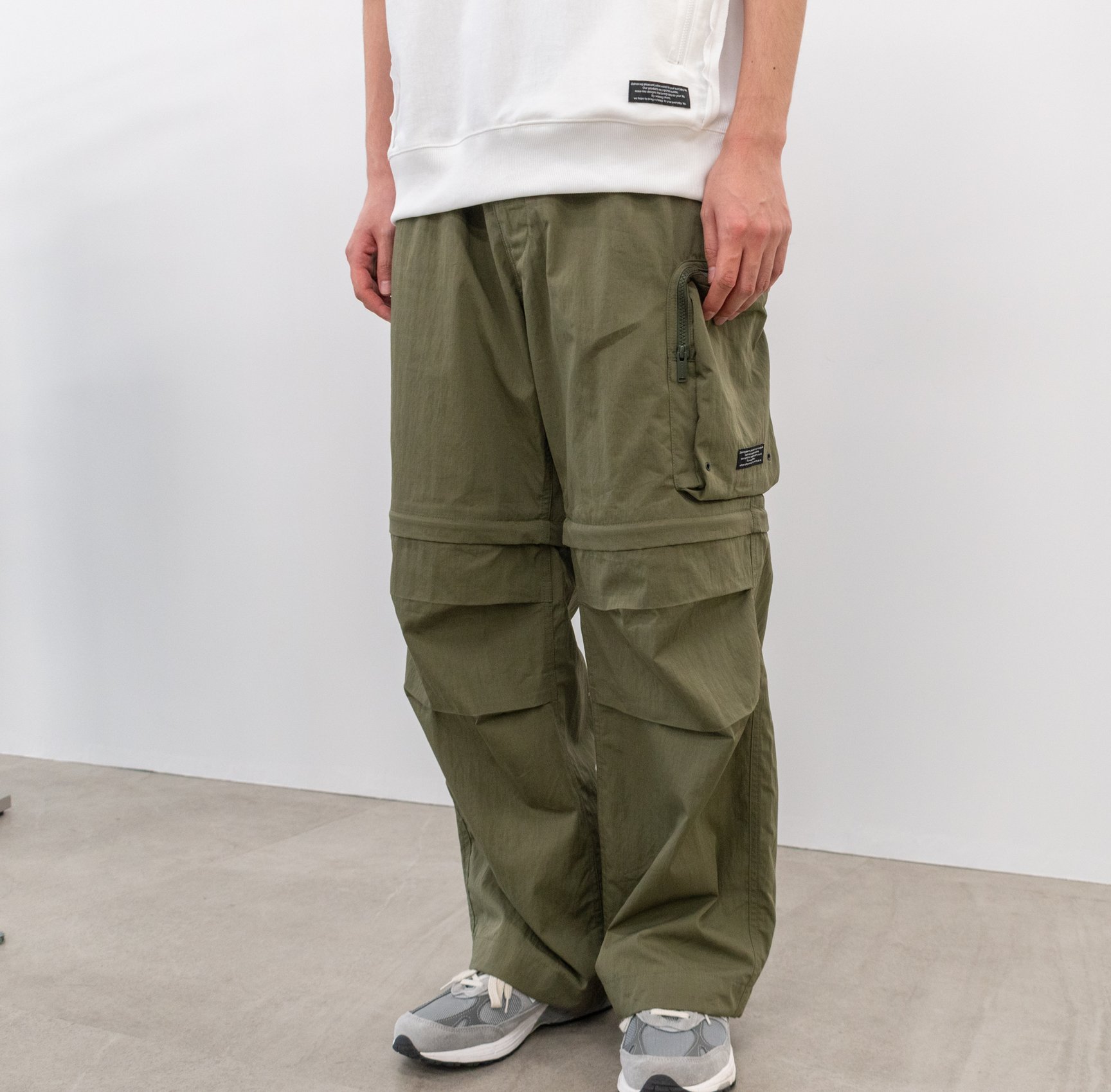 「UG」スウェットTシャツ、ユーティリティパンツ