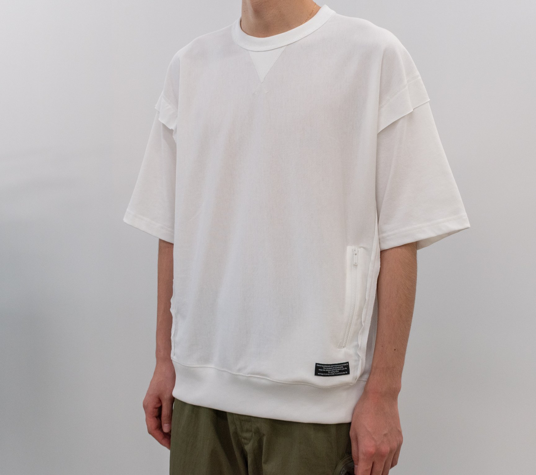「UG」スウェットTシャツ、ユーティリティパンツ