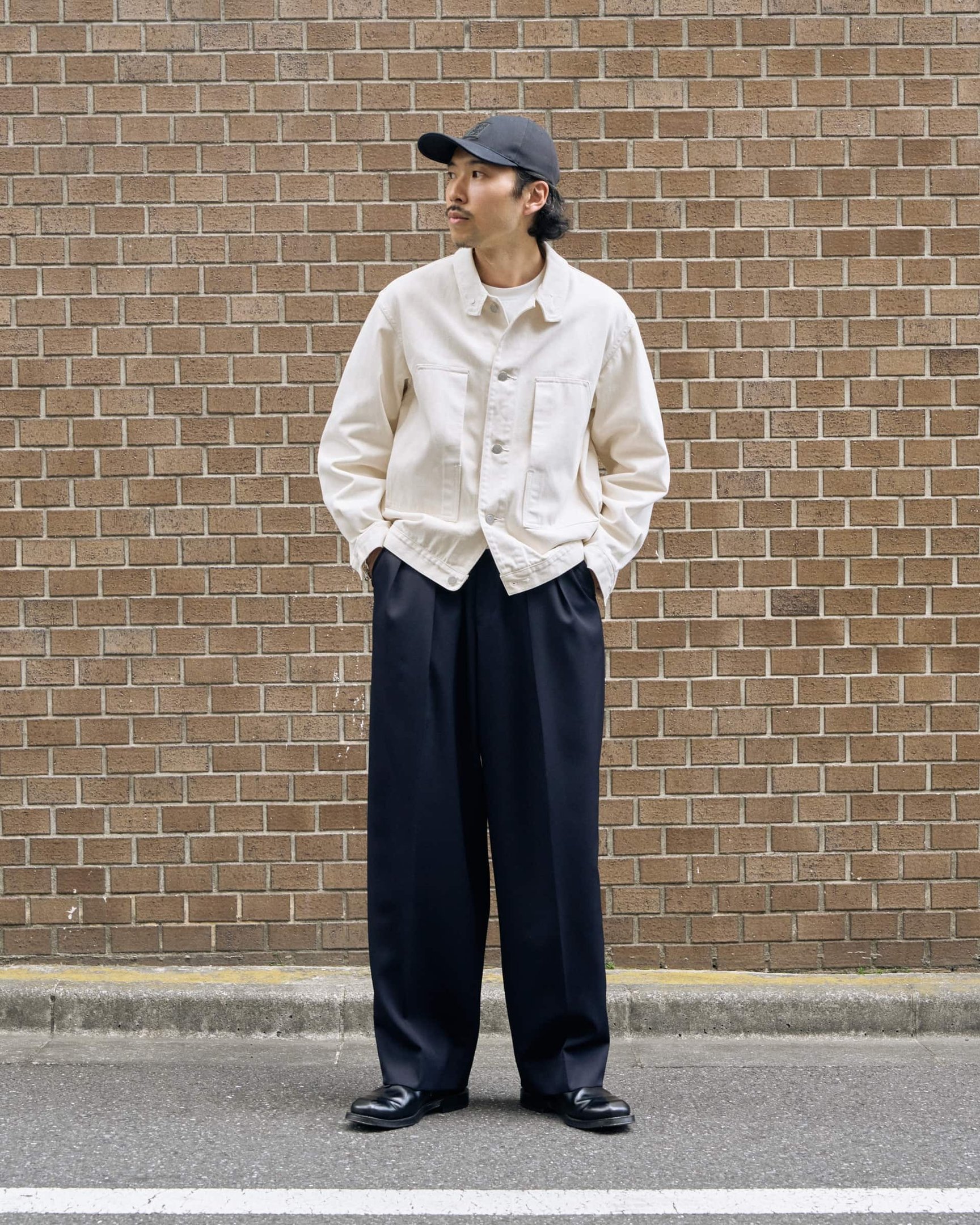 リラクスのグルカパンツを履いたモデル