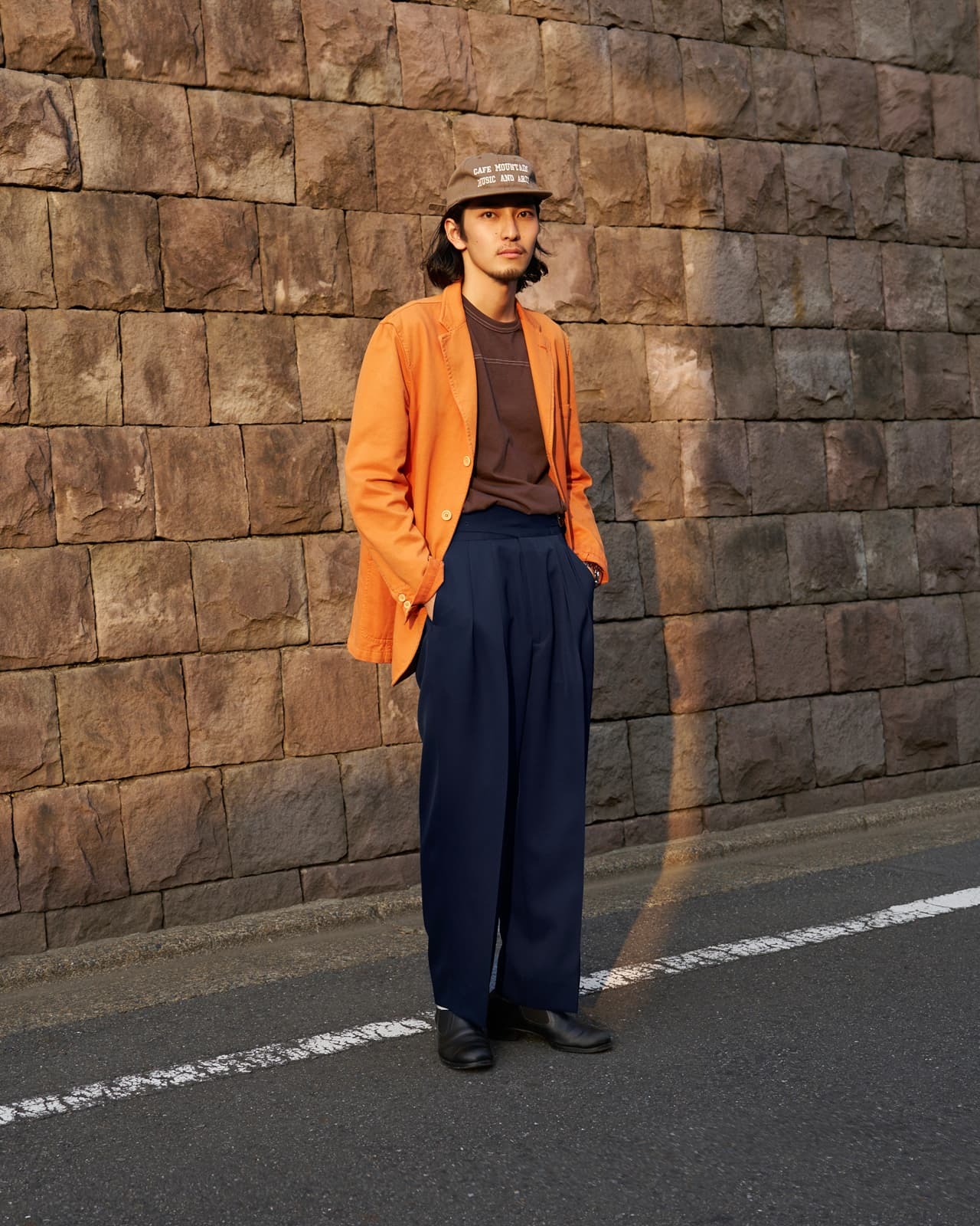 リラクスのグルカパンツを履いたモデル