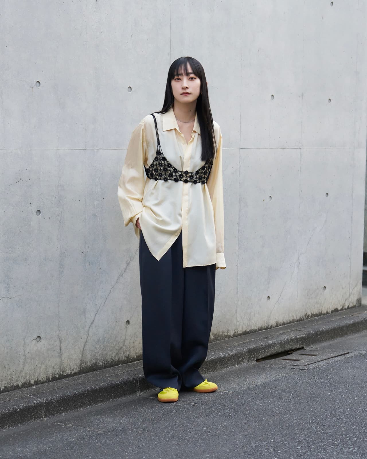 リラクスのグルカパンツを履いたモデル