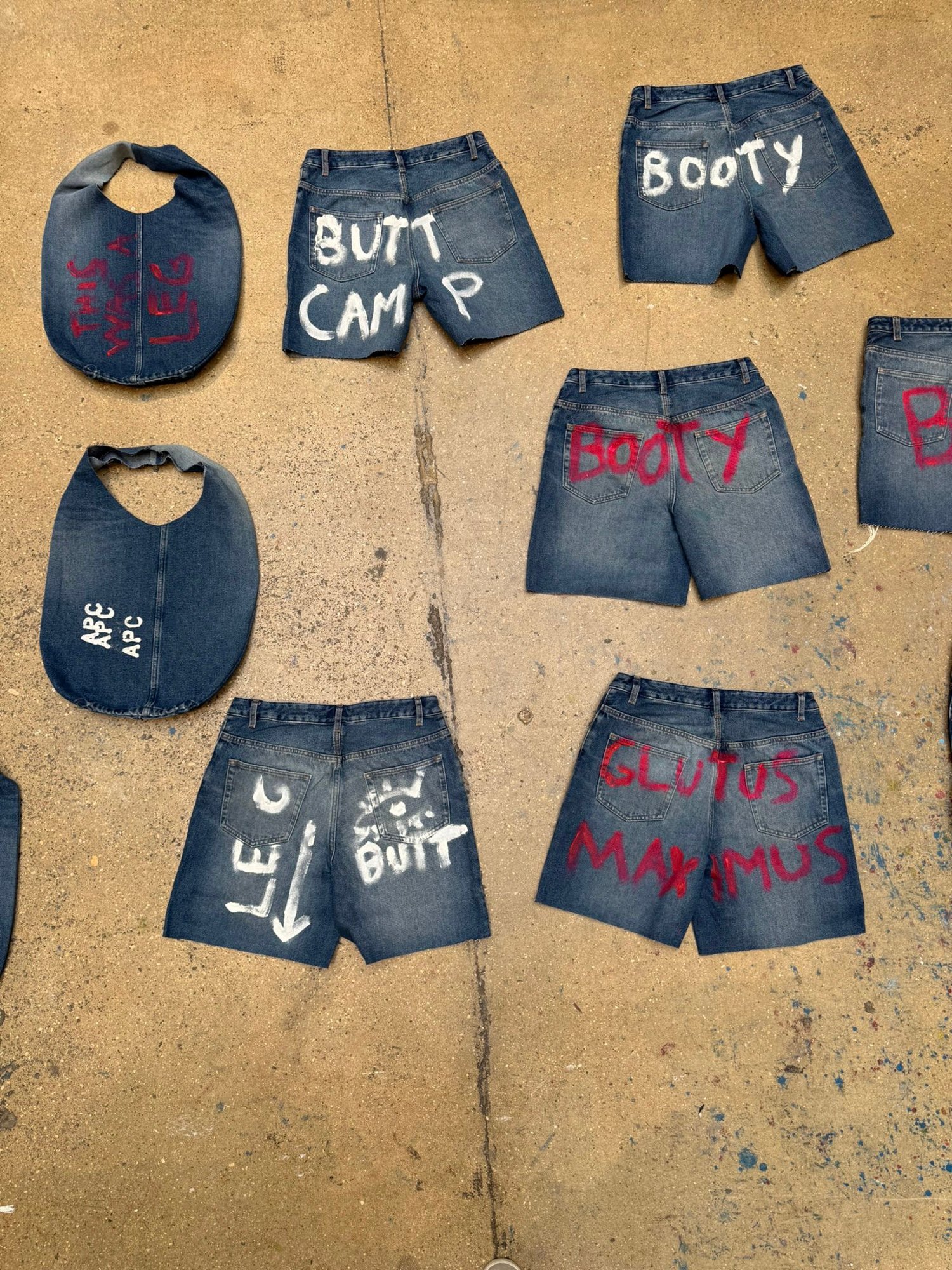 ペイントをあしらったデニムアイテム