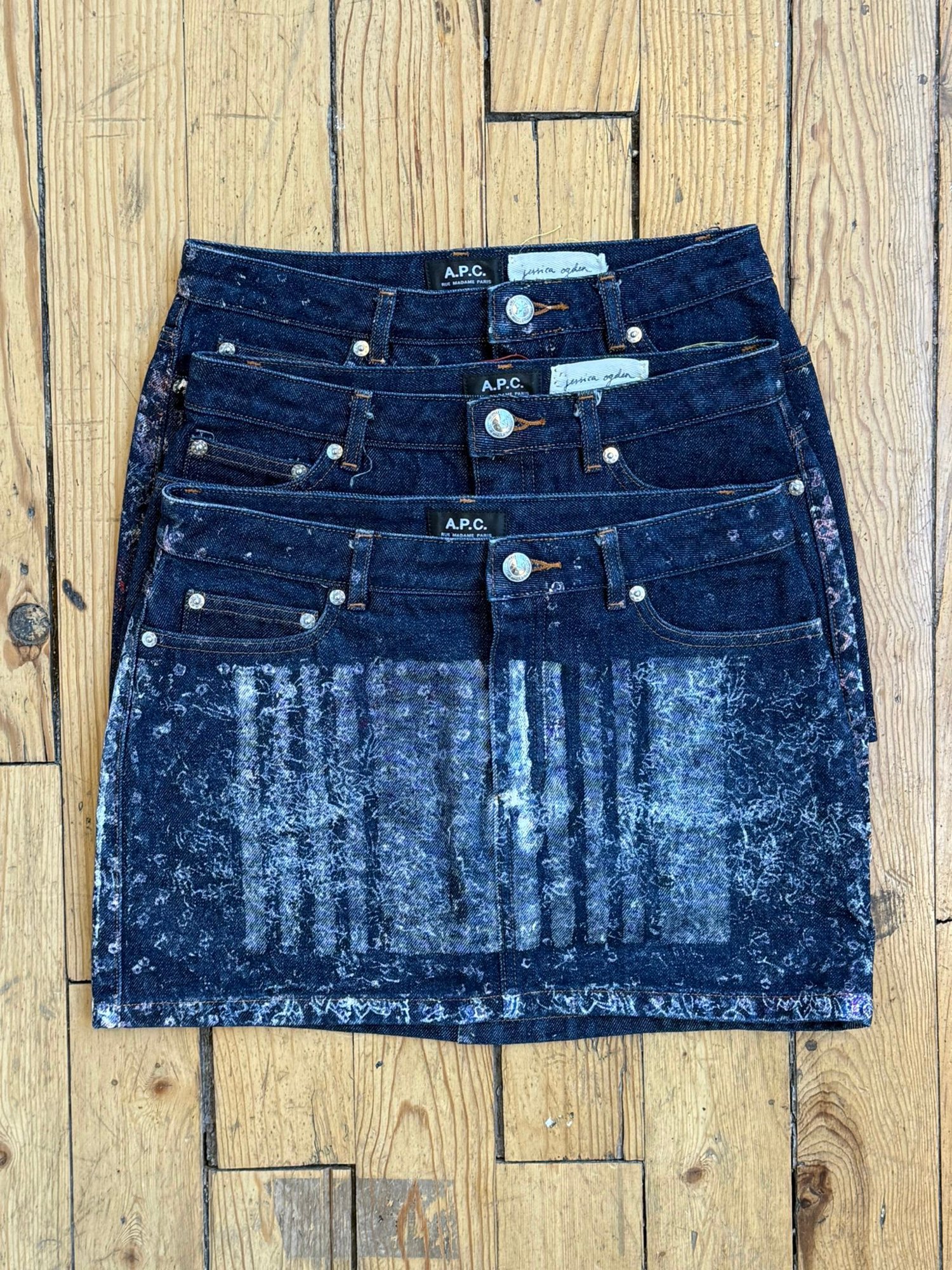 ペイントをあしらったデニムアイテム