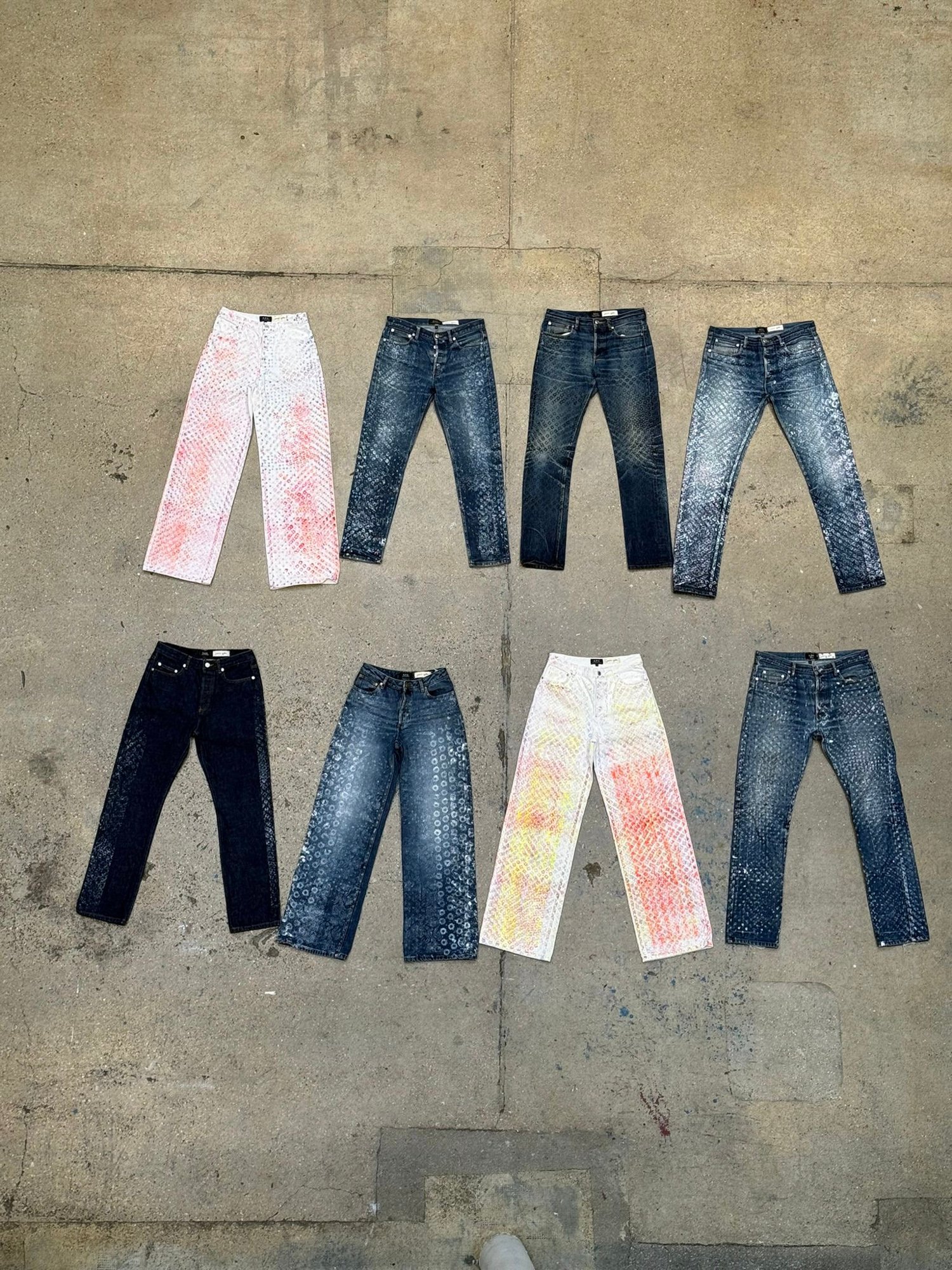 ペイントをあしらったデニムアイテム