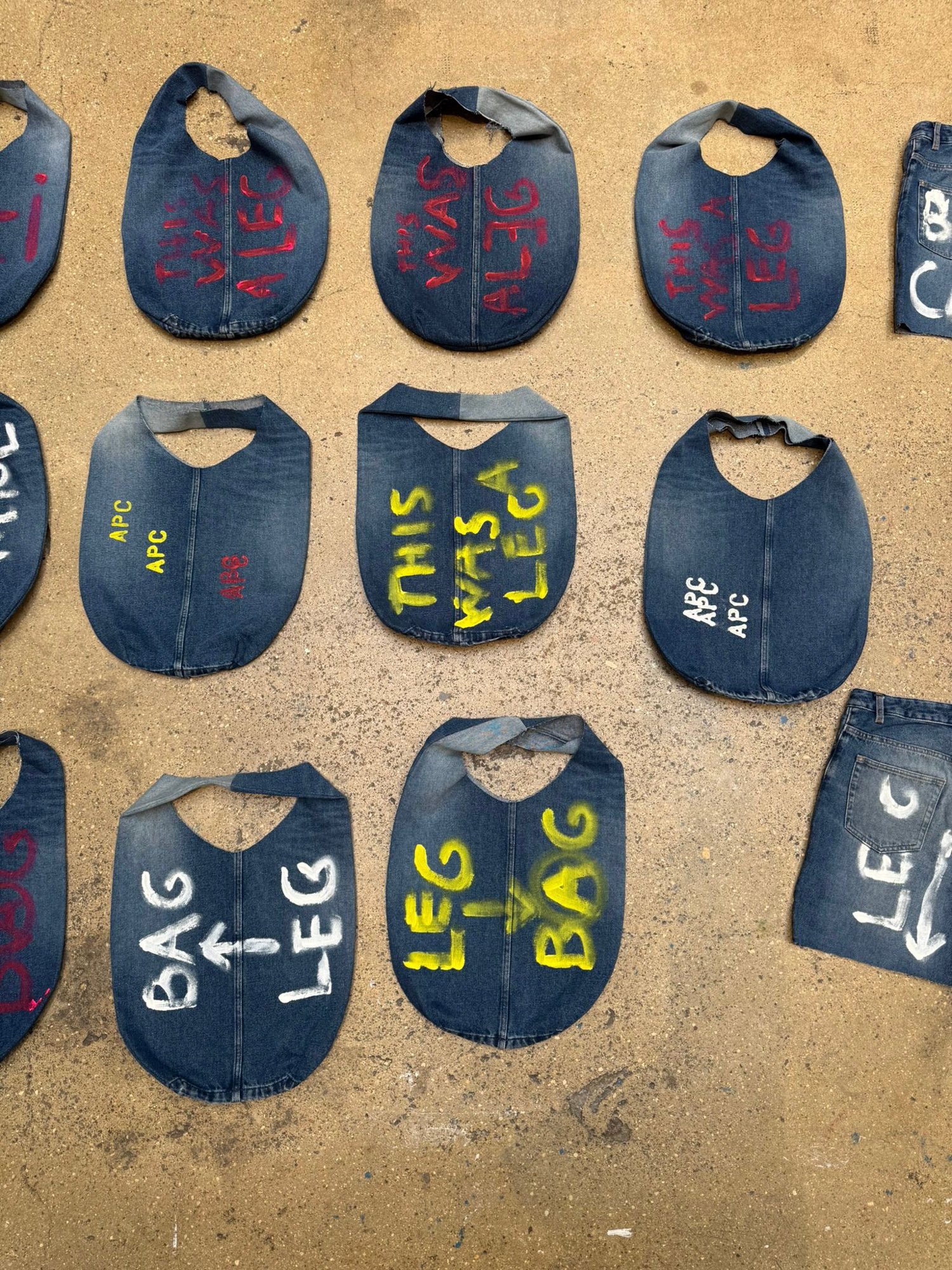 ペイントをあしらったデニムアイテム