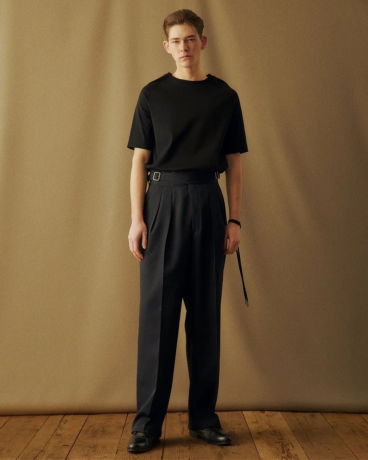 リラクスのグルカパンツを履いたモデル