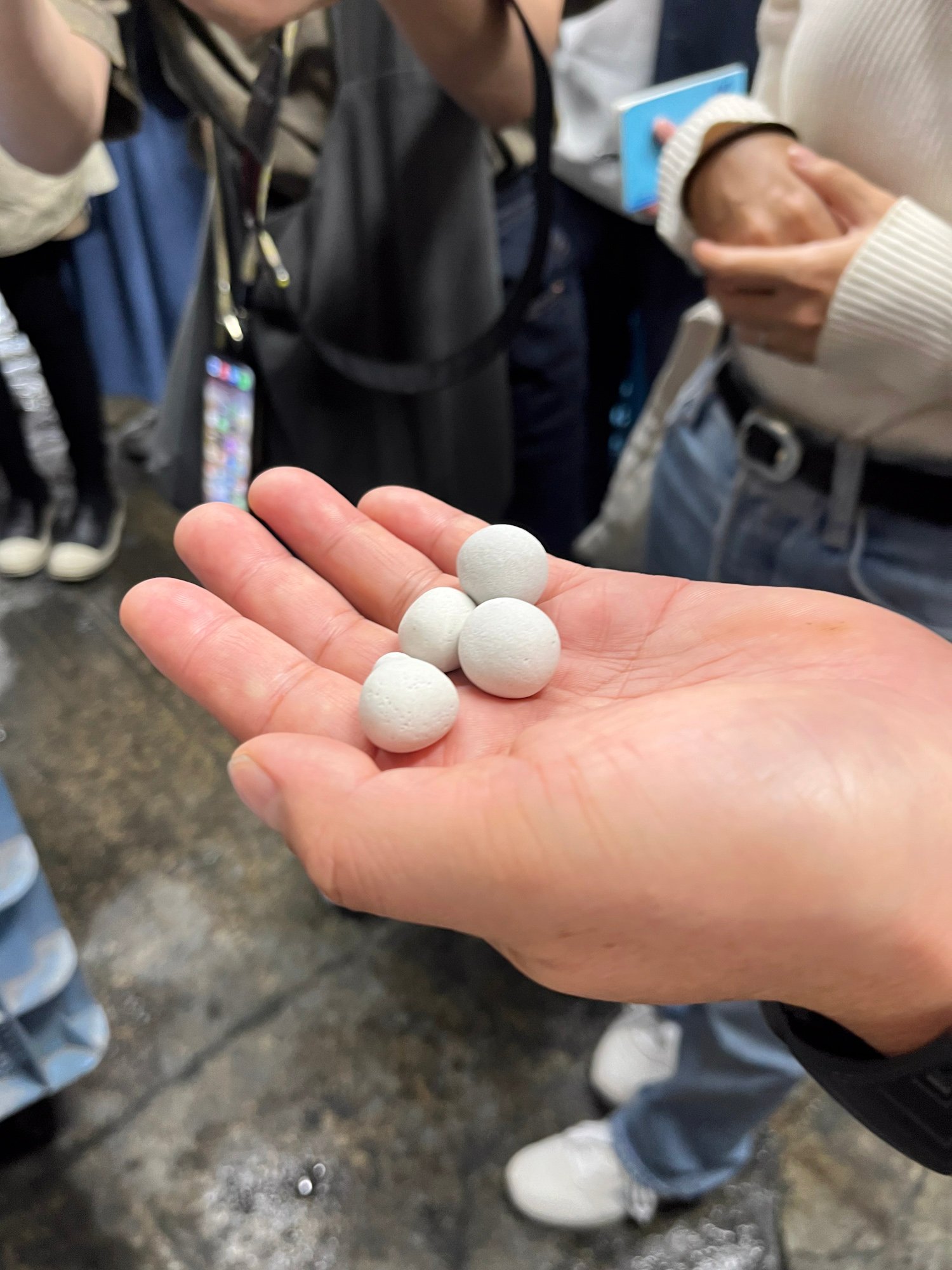 デニムの洗いに使われる人工石