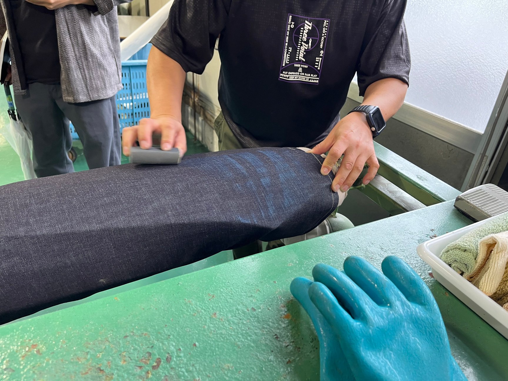 ダメージ加工の作業の様子