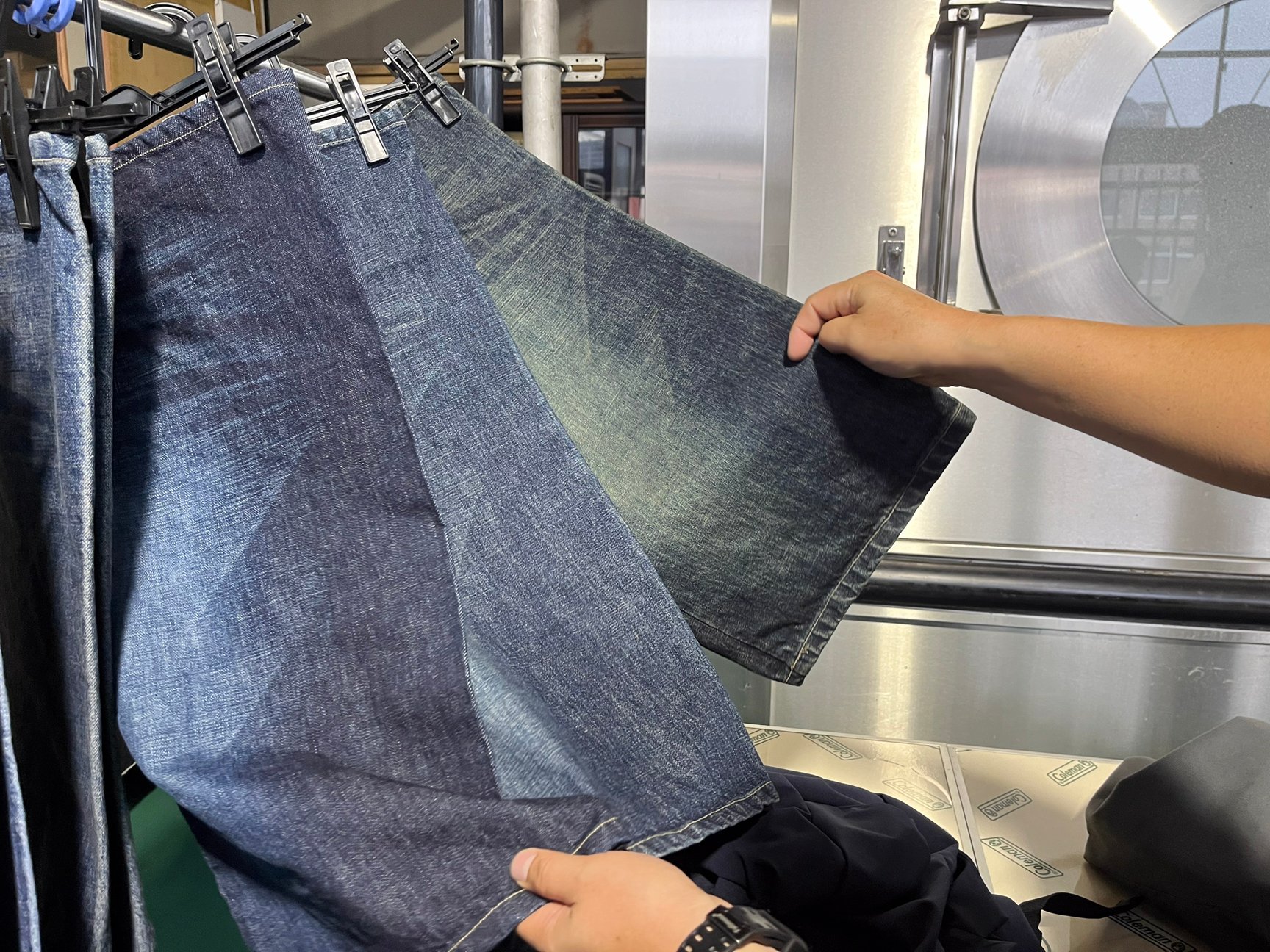 洗いやダメージ加工を施したデニム生地のサンプル