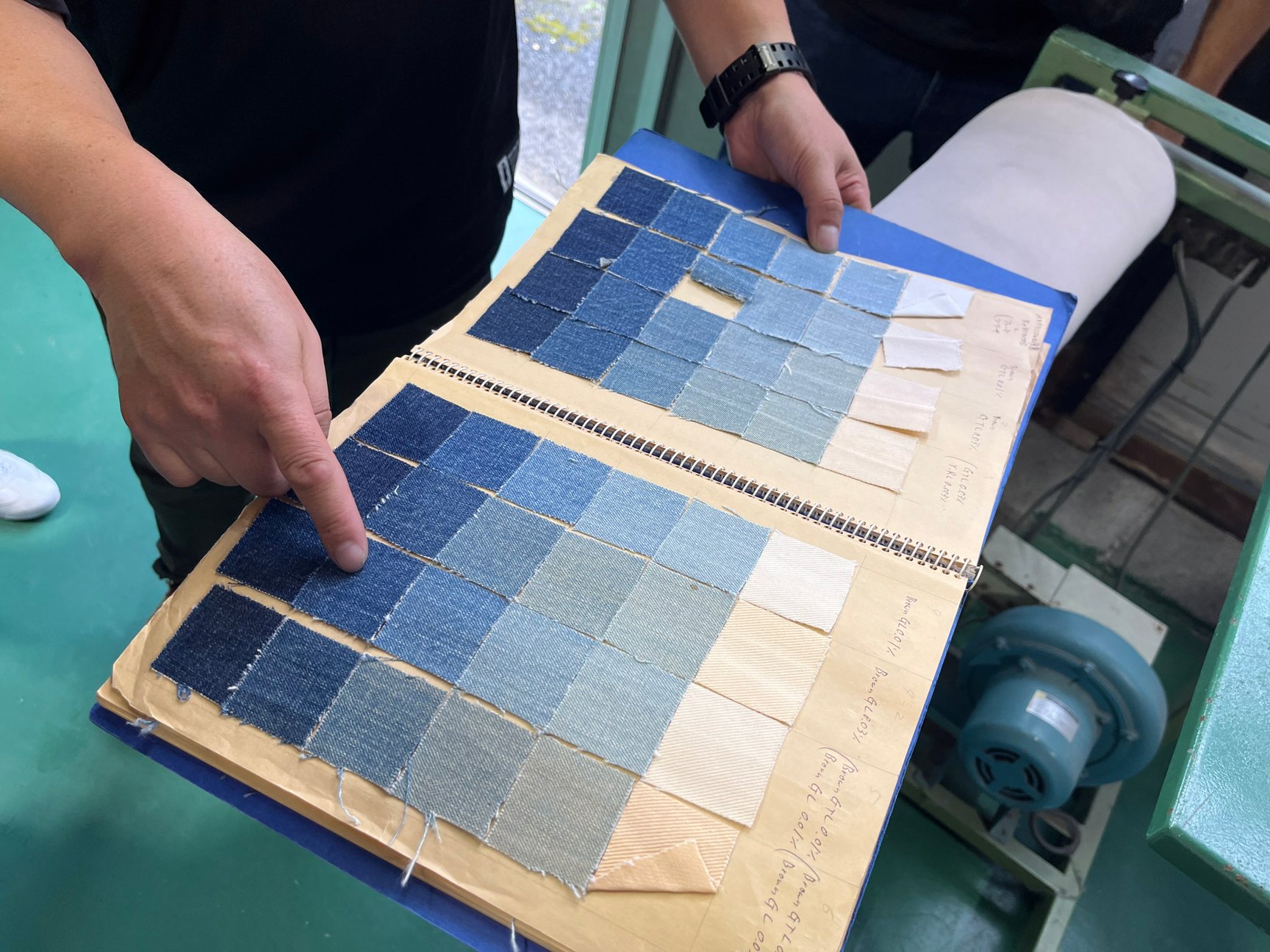 洗い加工を施したデニム生地のサンプル