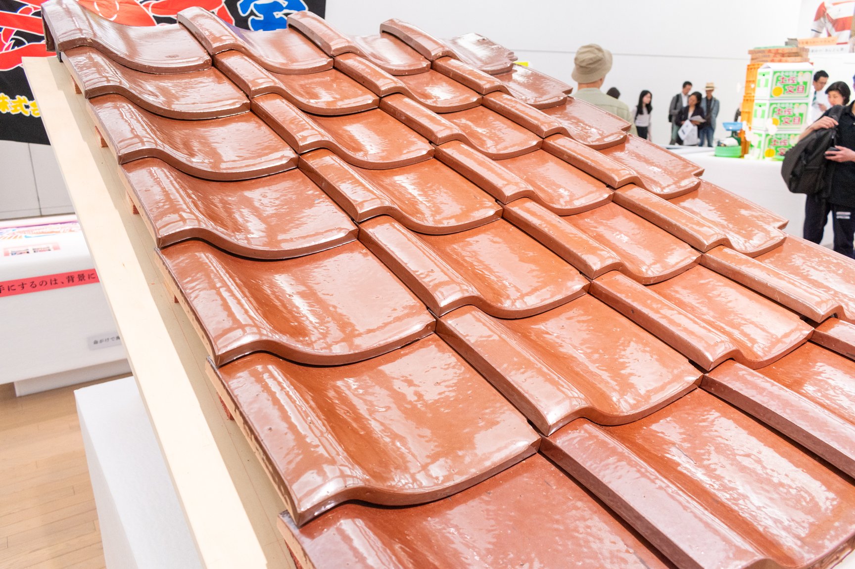 国立新美術館展示風景（深澤直人「石州瓦」瓦が生み出す街の〈雰囲気〉）