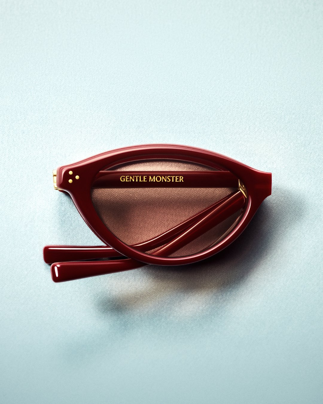 折り畳まれたメガネフレーム