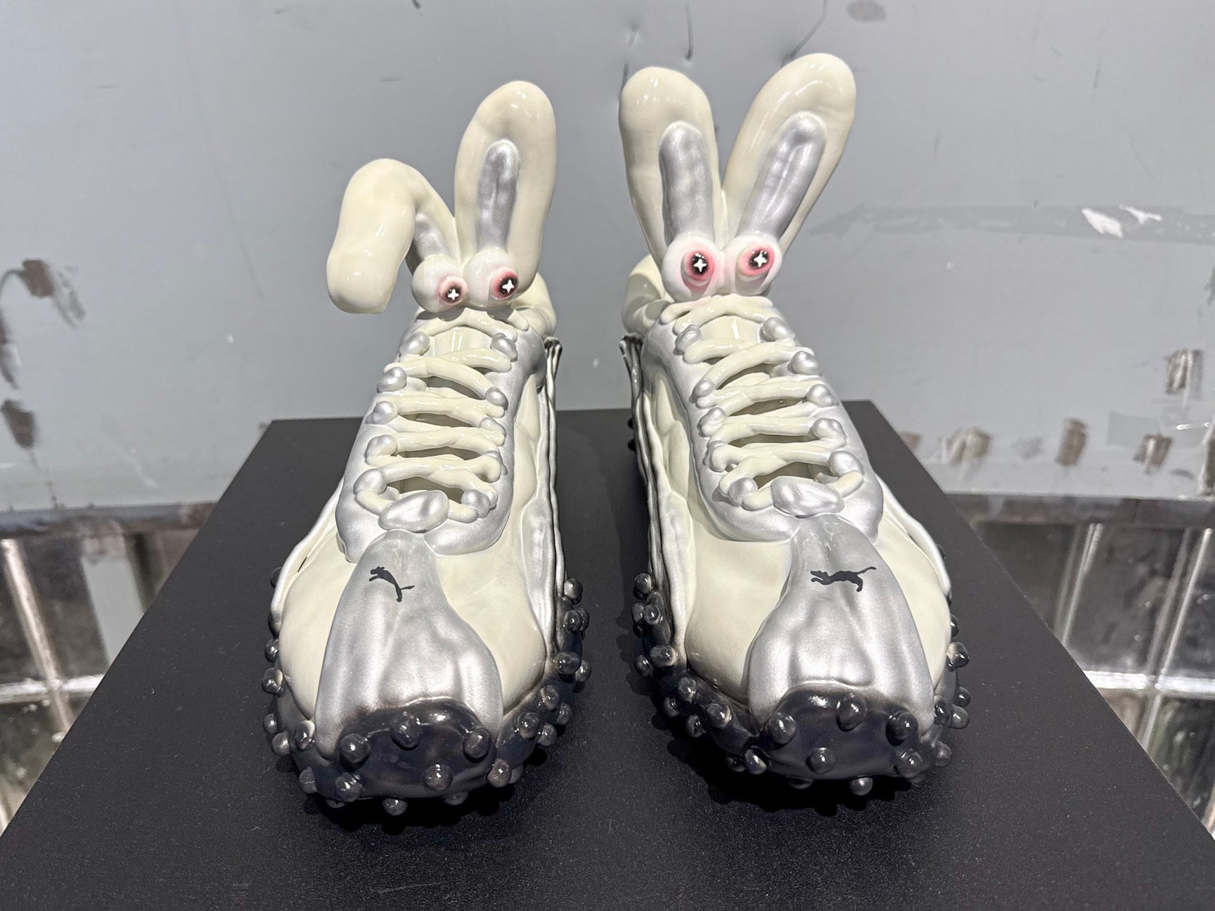 スニーカーをモチーフにしたアート作品