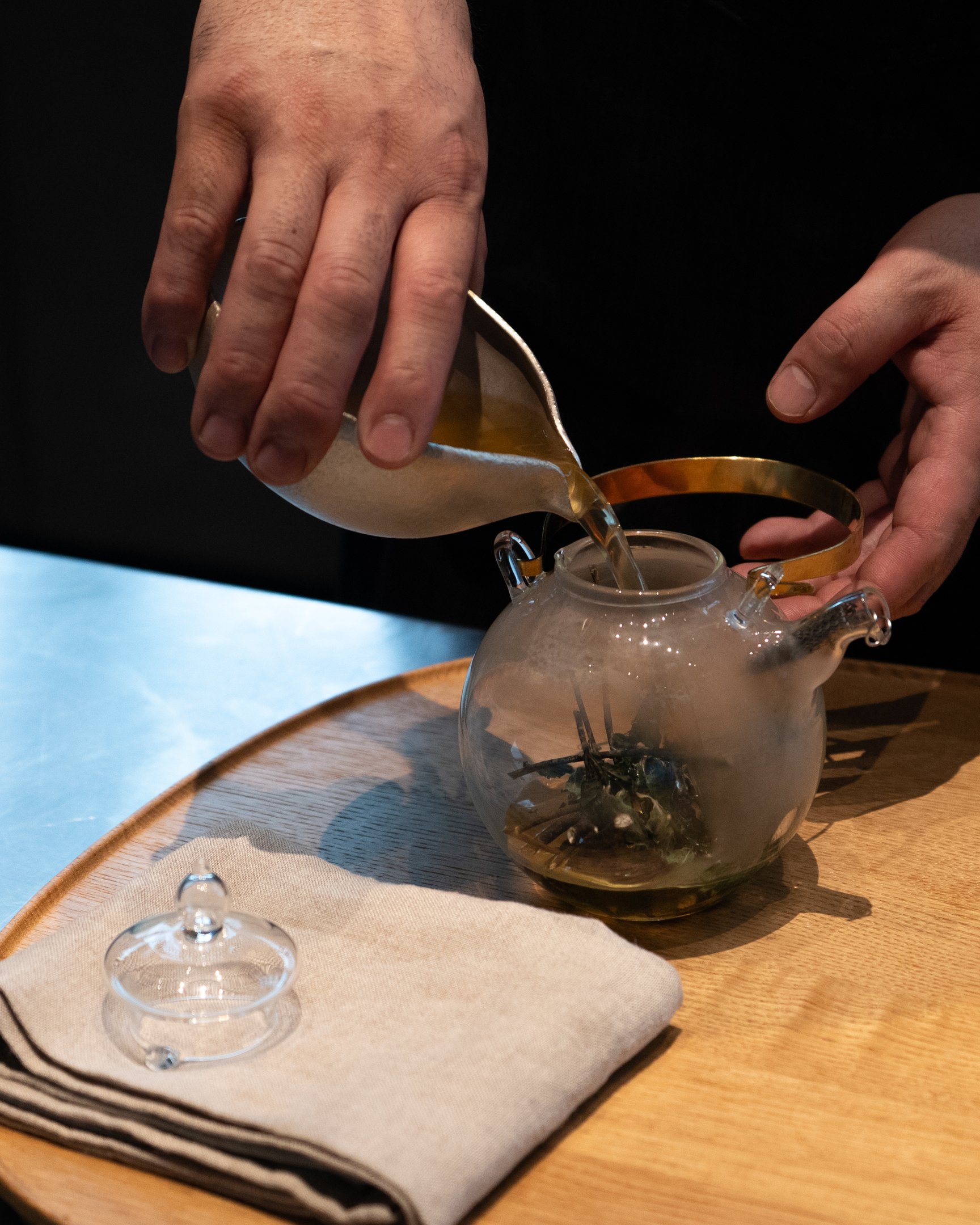 茶を淹れる様子