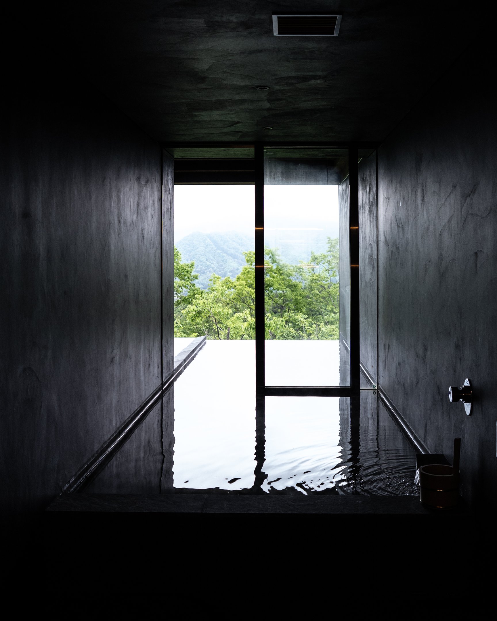 宿泊施設「NOT A HOTEL MINAKAMI (TOJI)」の内部