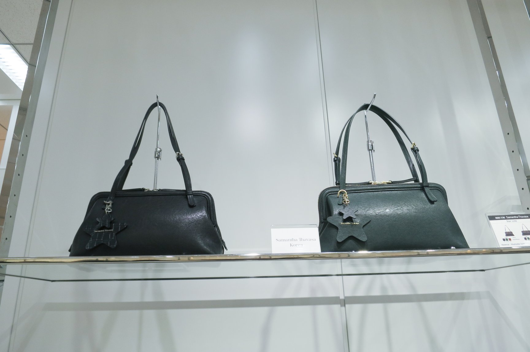 棚に陳列されたバッグ