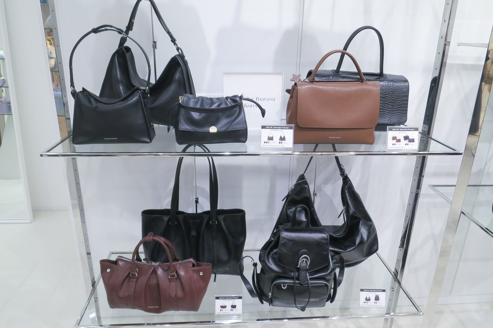 棚に陳列されたバッグ