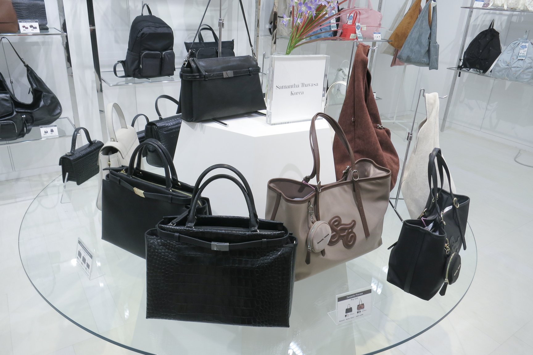 棚に陳列されたバッグ