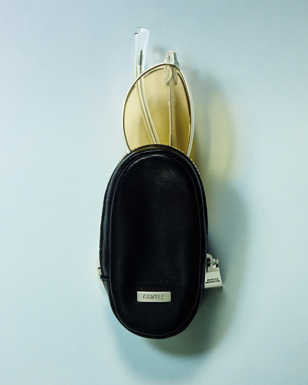 折り畳まれたアイウェアとケース