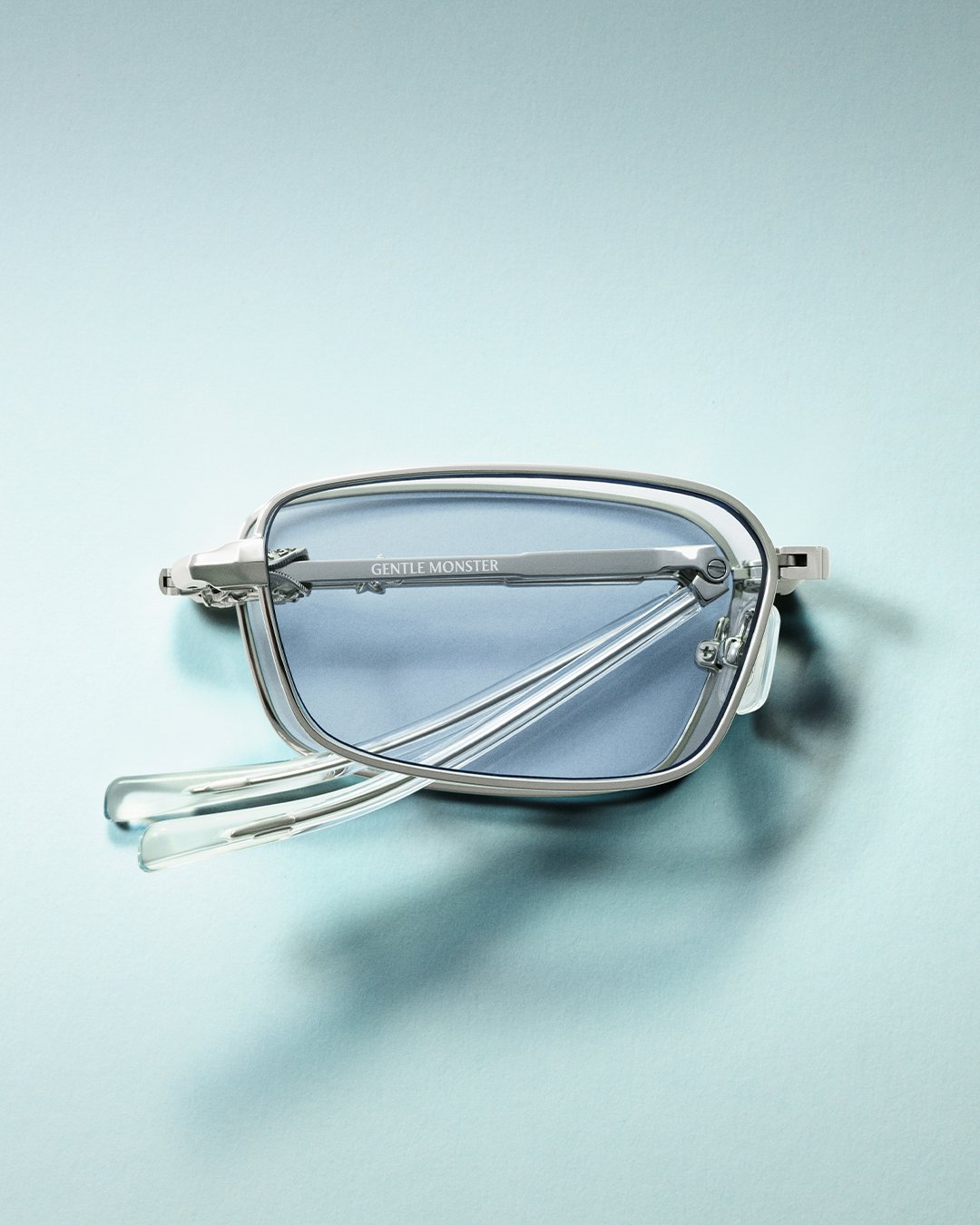 折り畳まれたメガネフレーム