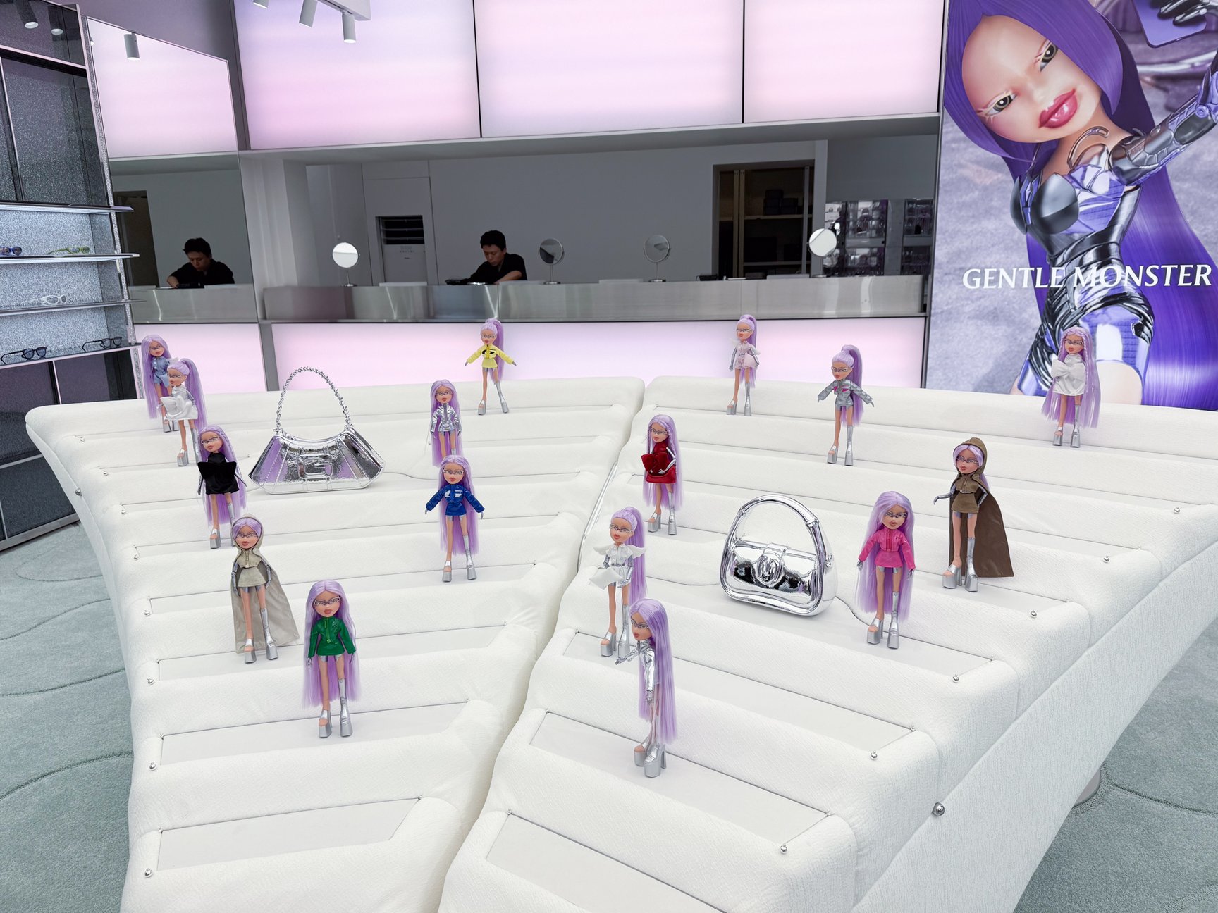 什器に並ぶブラッツドール