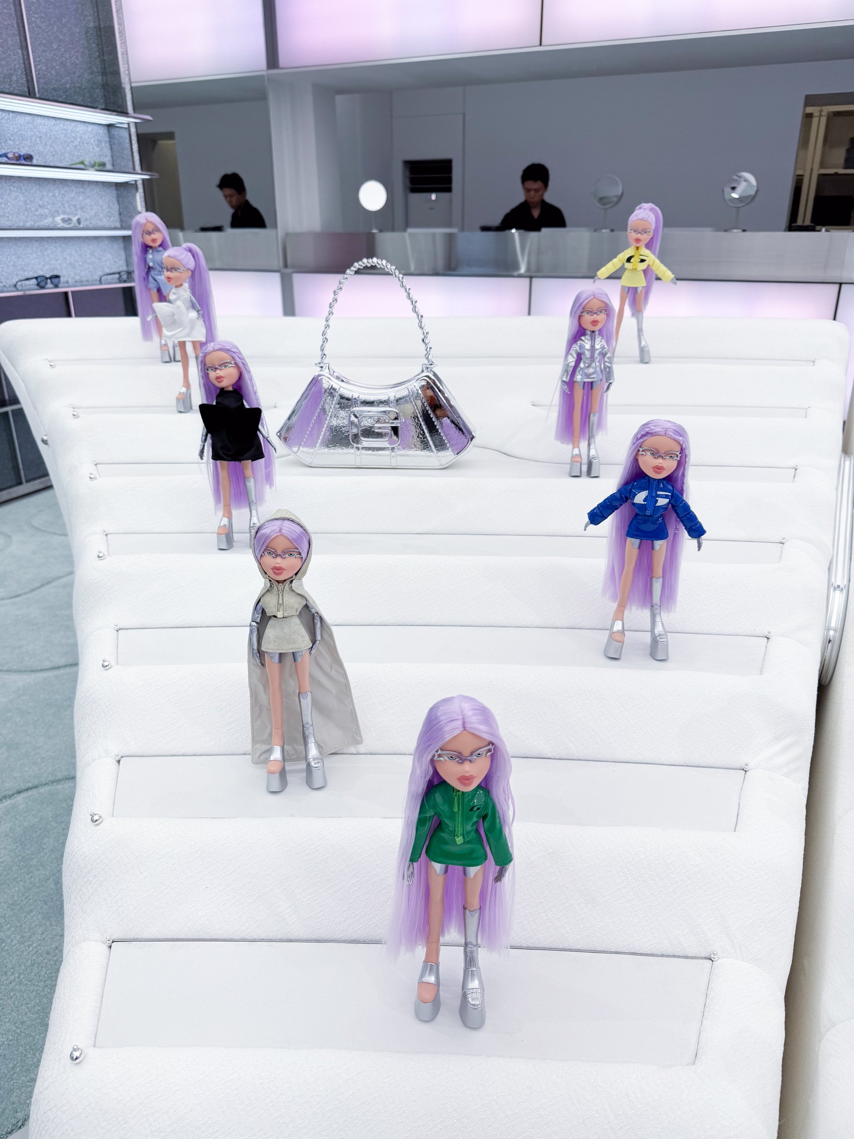 什器に並ぶブラッツドール