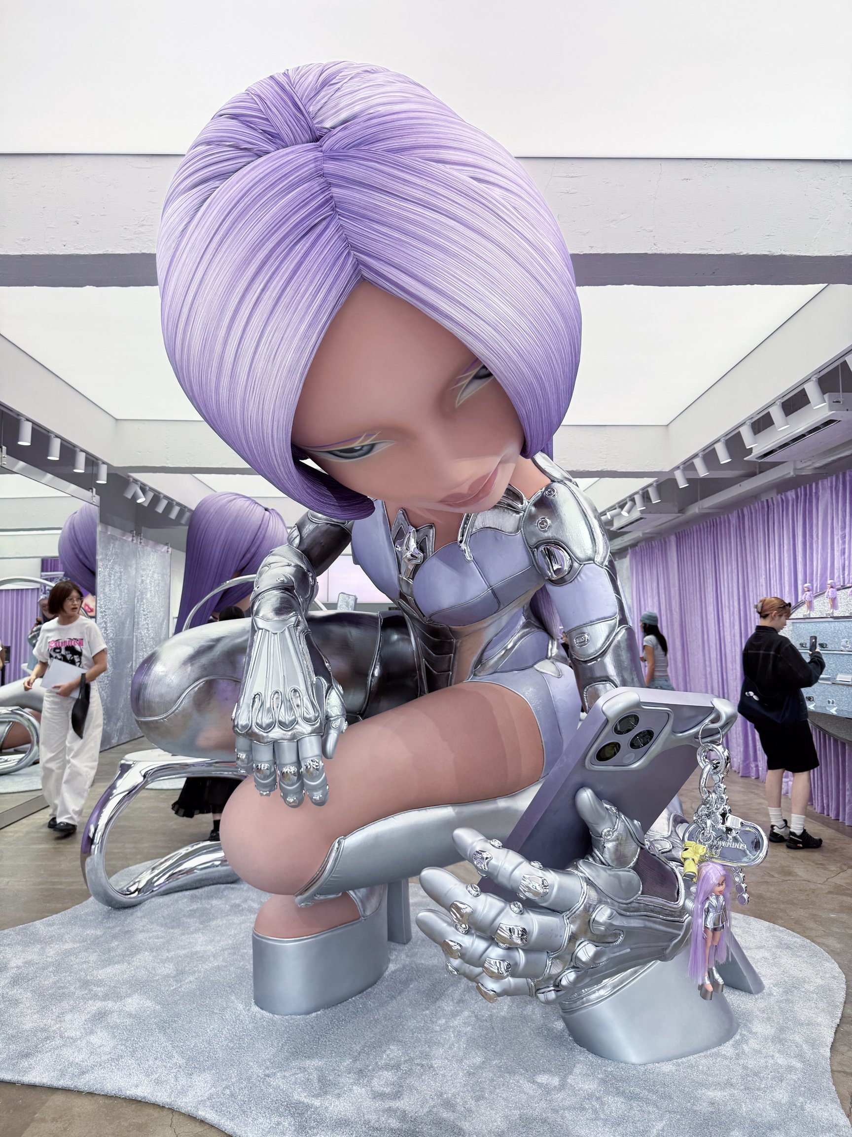 店内の巨大なブラッツドール