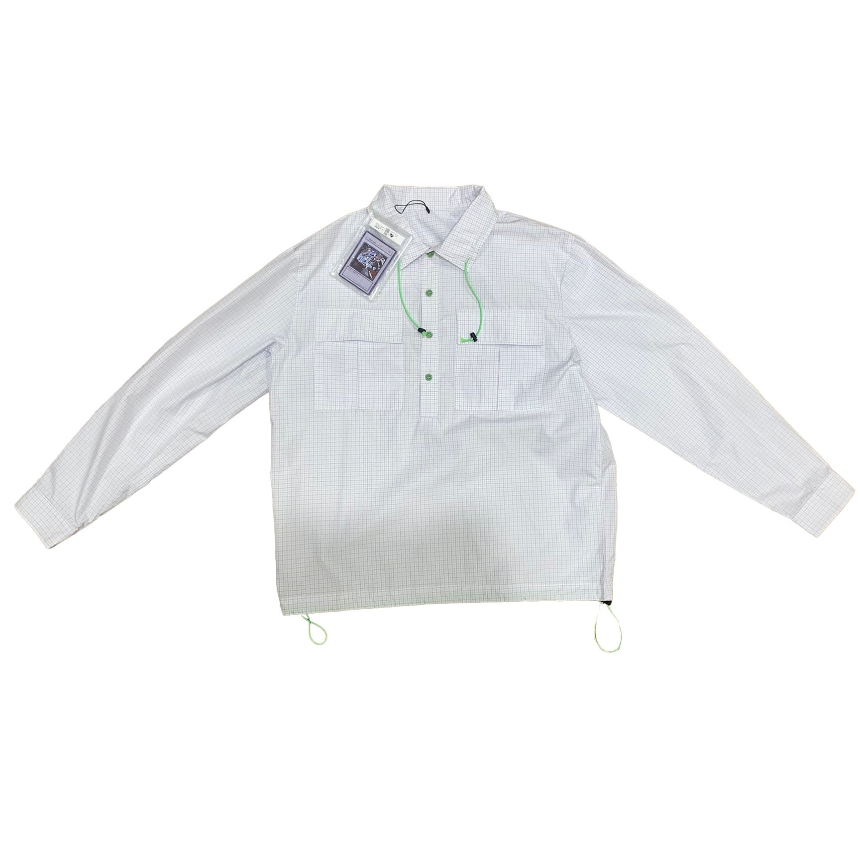 白いアノラックシャツ