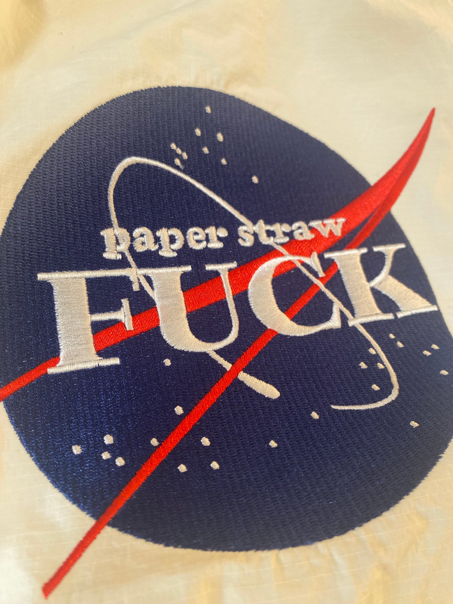 紙ストローへのヘイトを込めたロゴパッチ