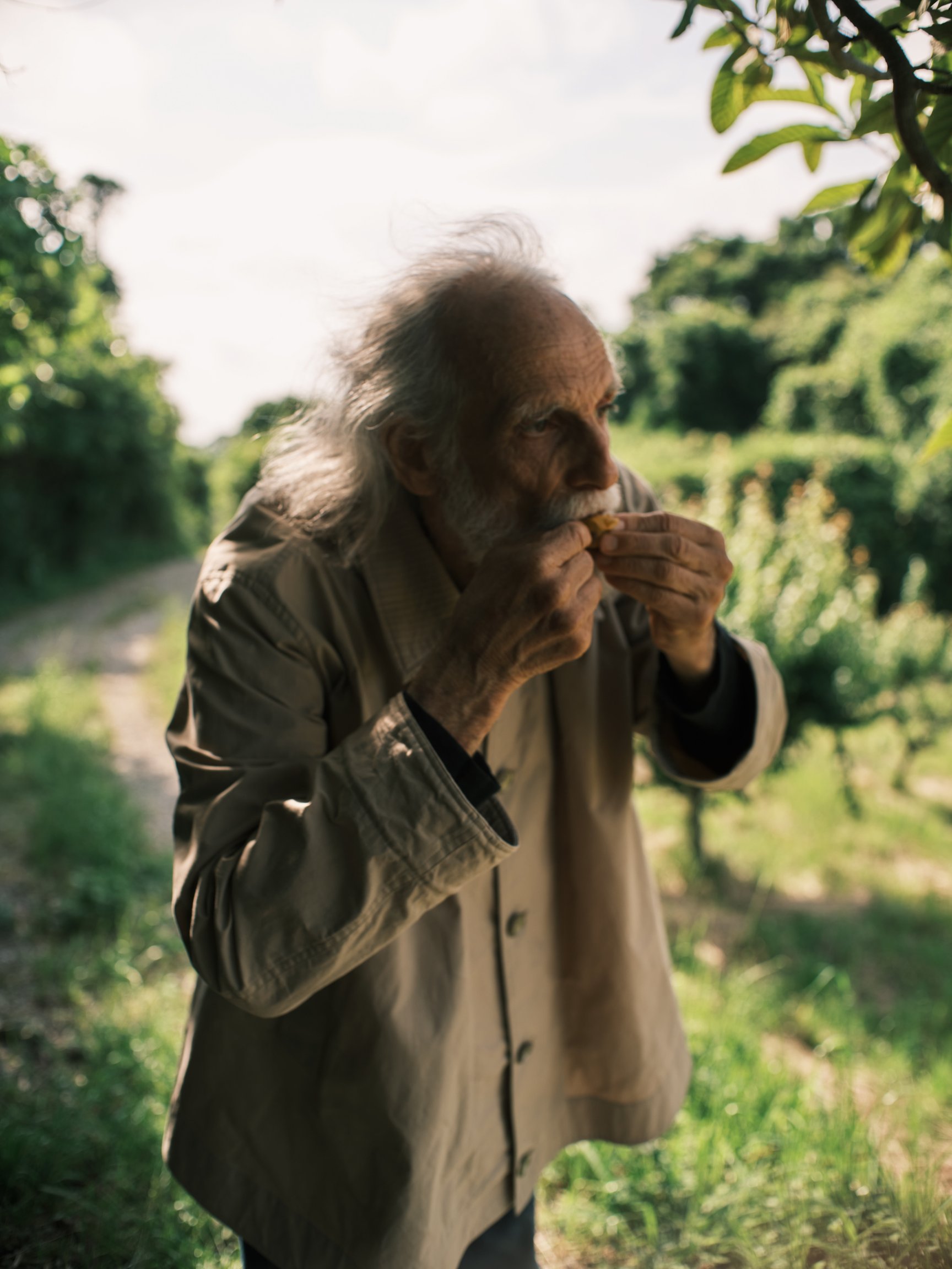 「シュウゾウ マツハシ」2026年春夏を着用した男性