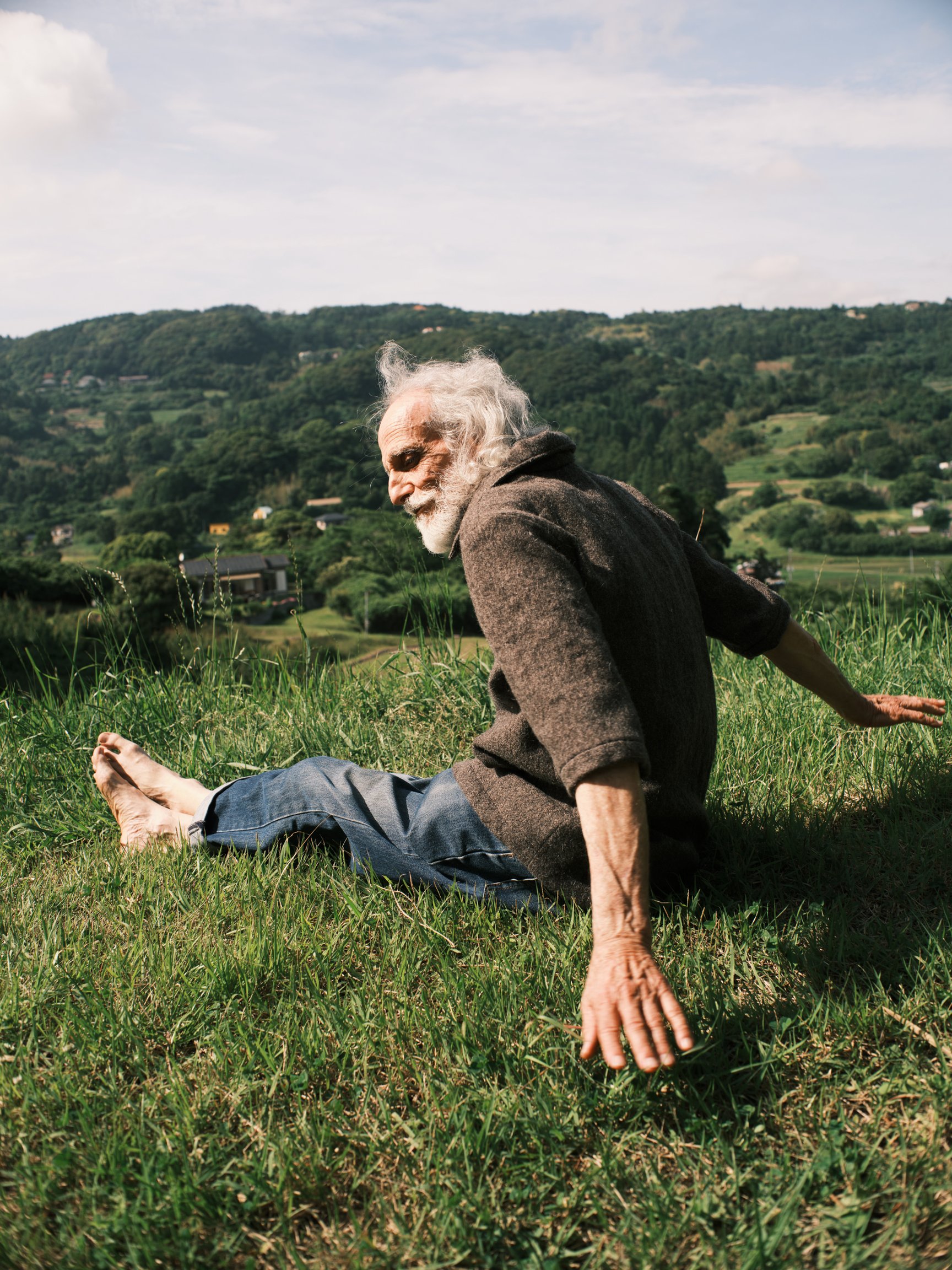 「シュウゾウ マツハシ」2026年春夏を着用した男性