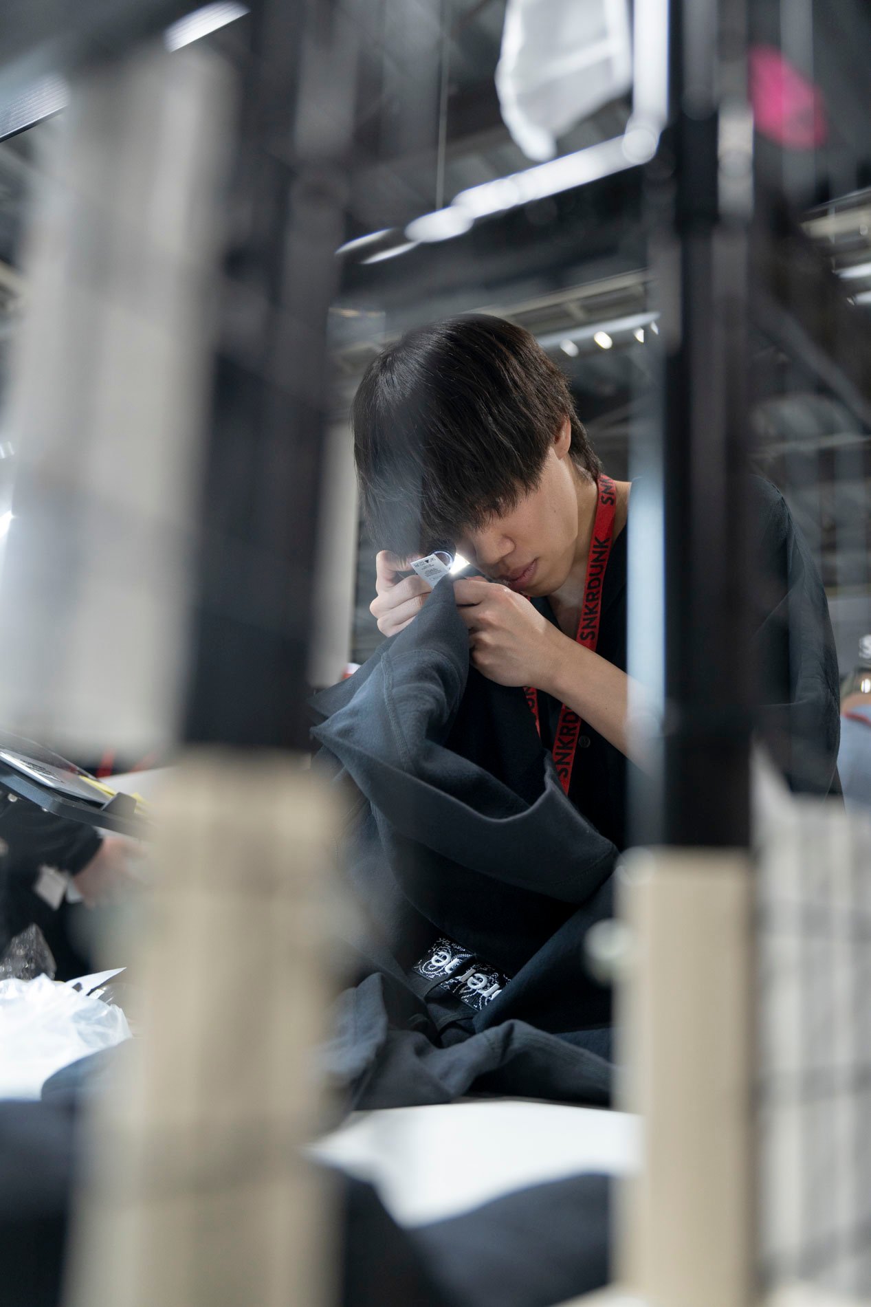 アパレルアイテムの鑑定の様子