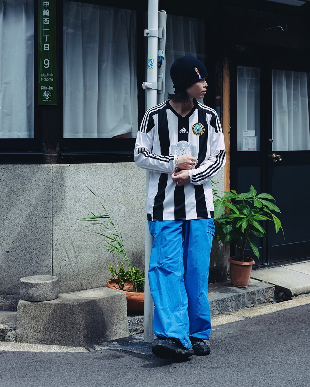 サッカージャージを着た男性のストリートスナップ