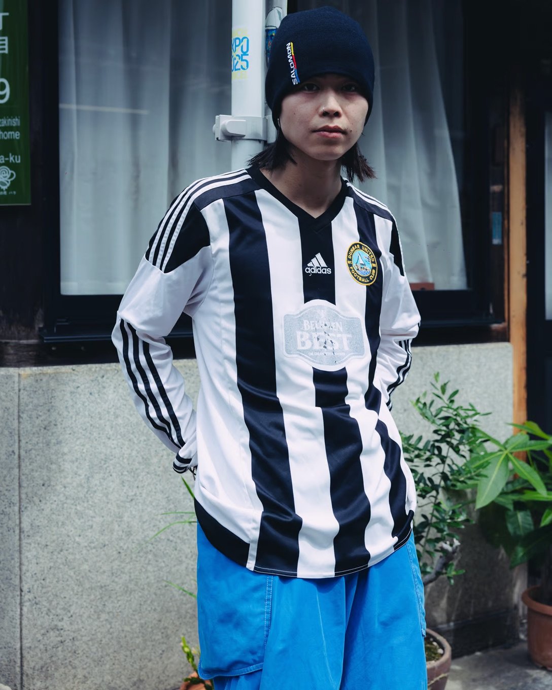 サッカージャージを着た男性のストリートスナップ