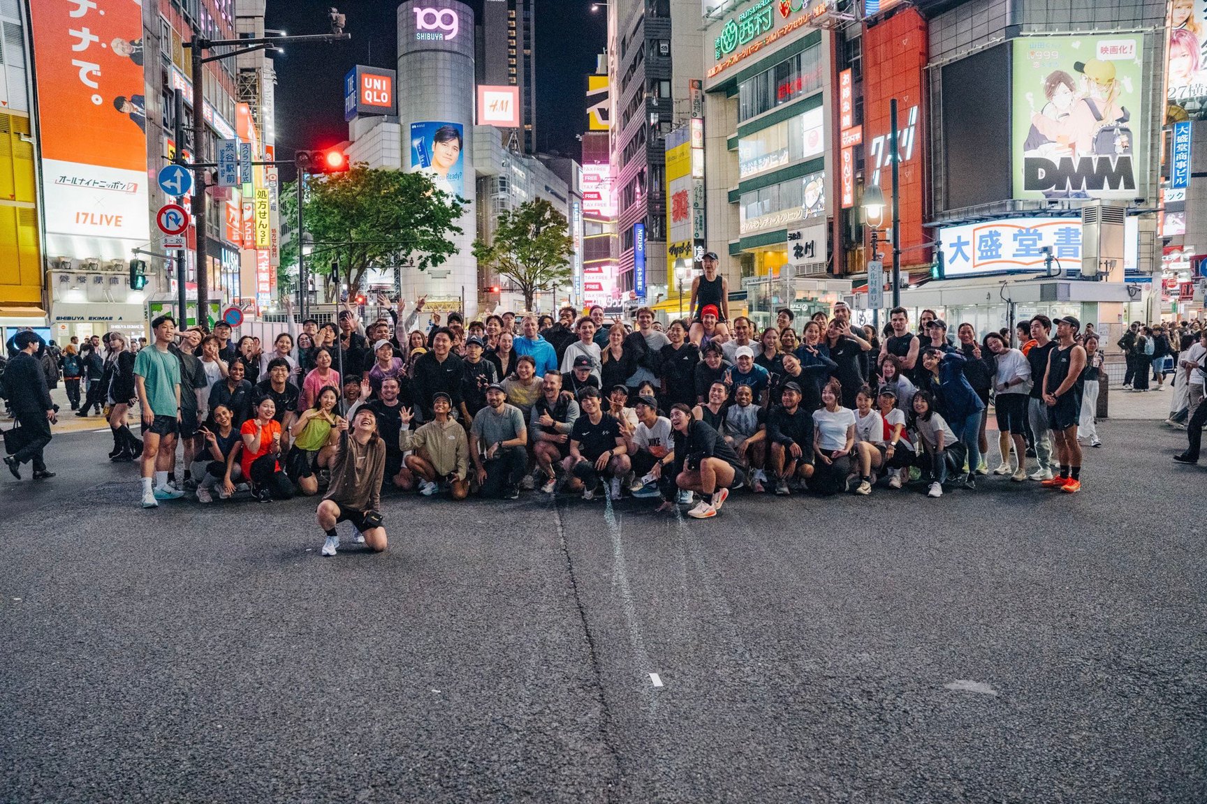 東京の街を背景にした集合写真