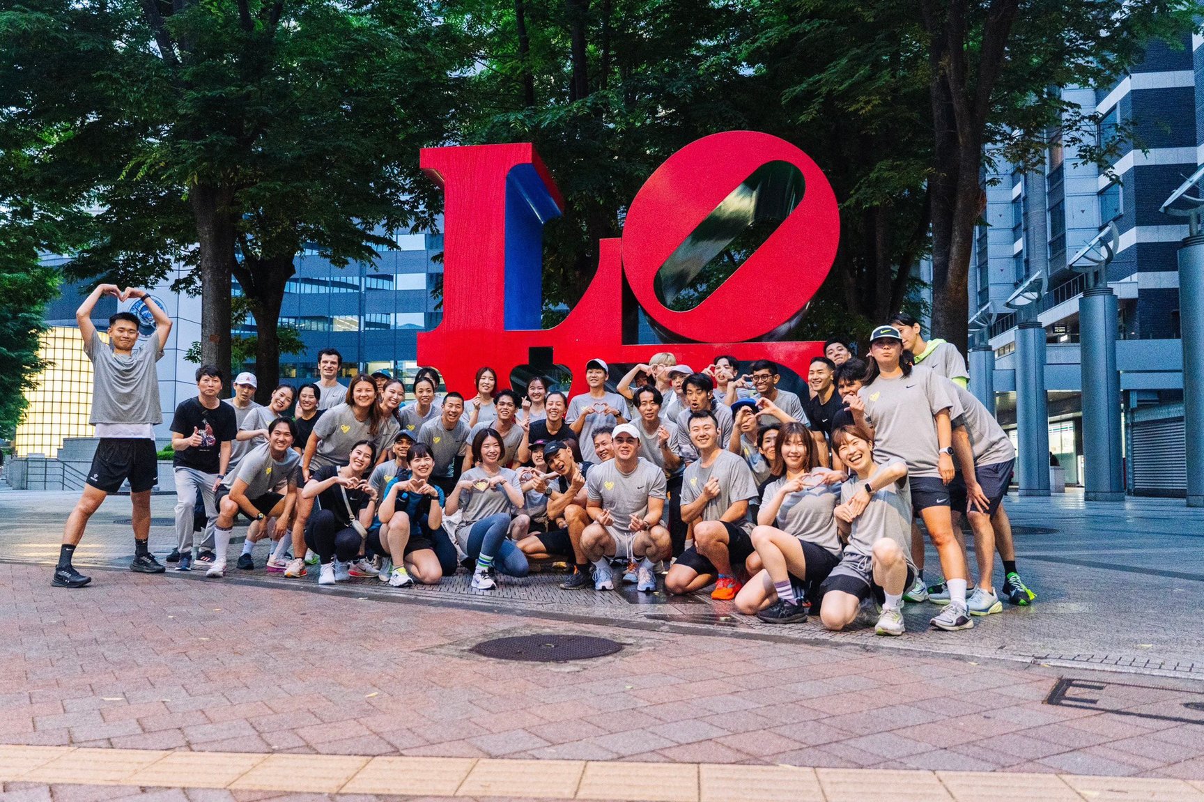 東京の街を背景にした集合写真