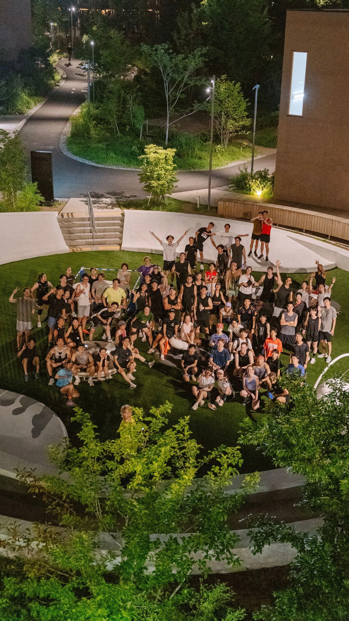 東京の街を背景にした集合写真