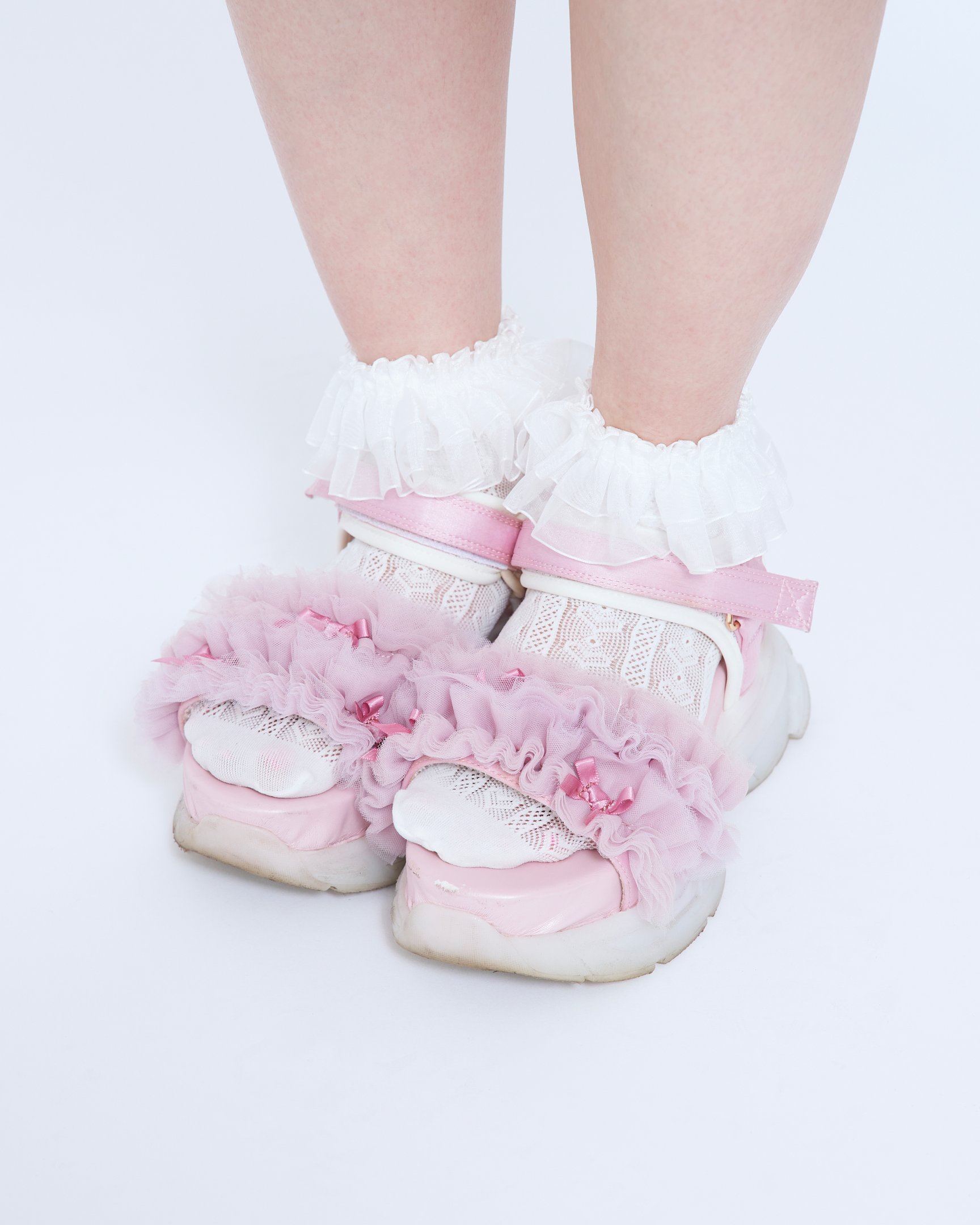 サンダルを履いた足元