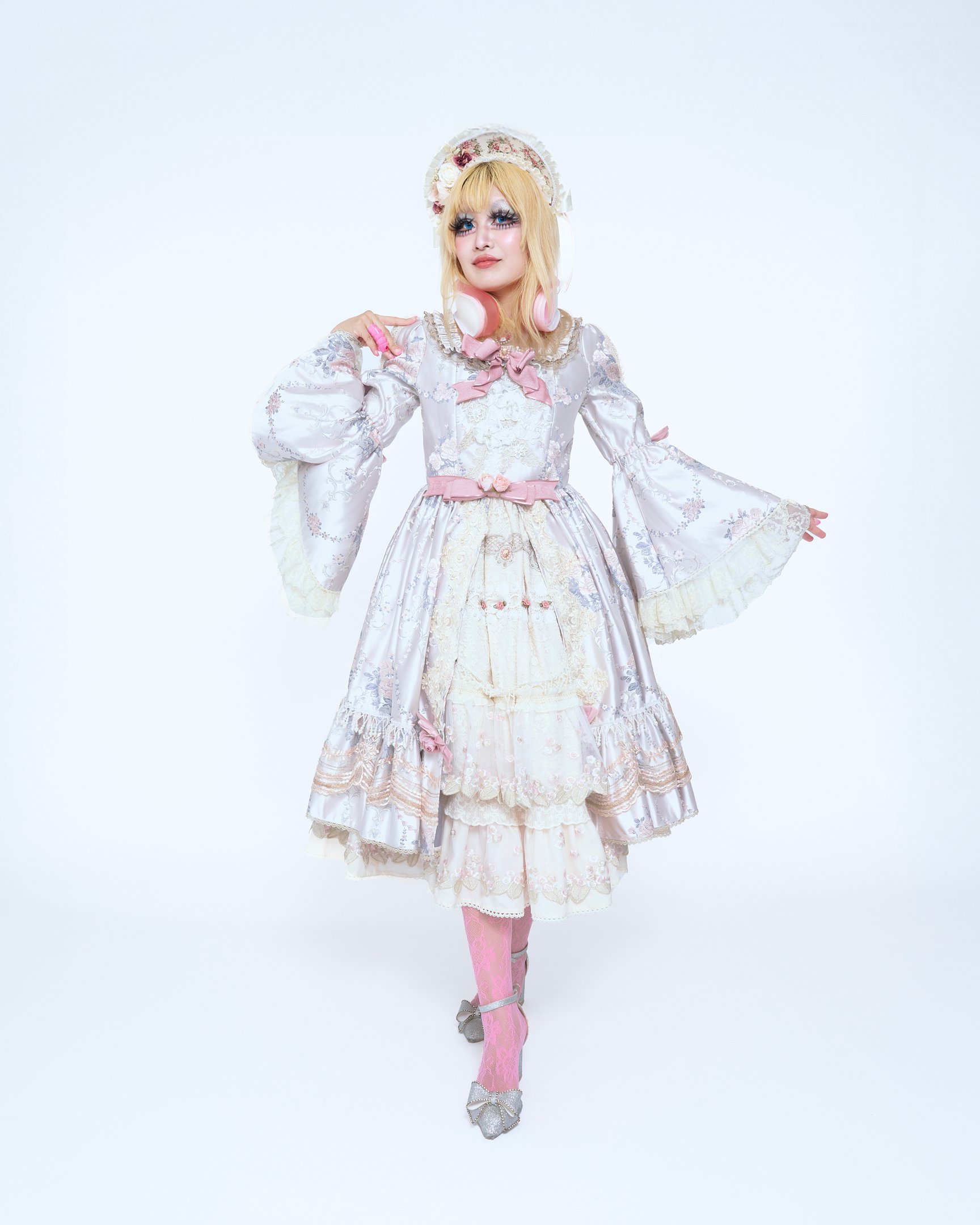 ロリータファッションの女性