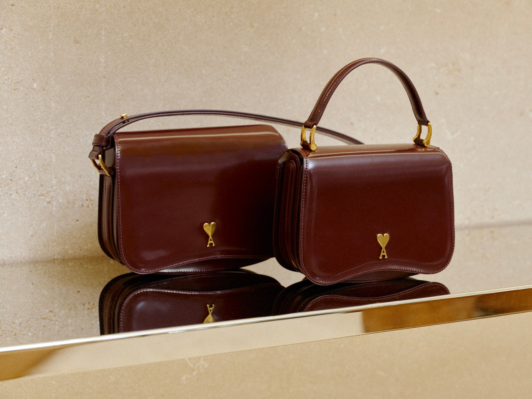 バーガンディ グレーズドレザー Paris Paris バッグ 17万3800円、トップハンドルバッグ 16万6100円