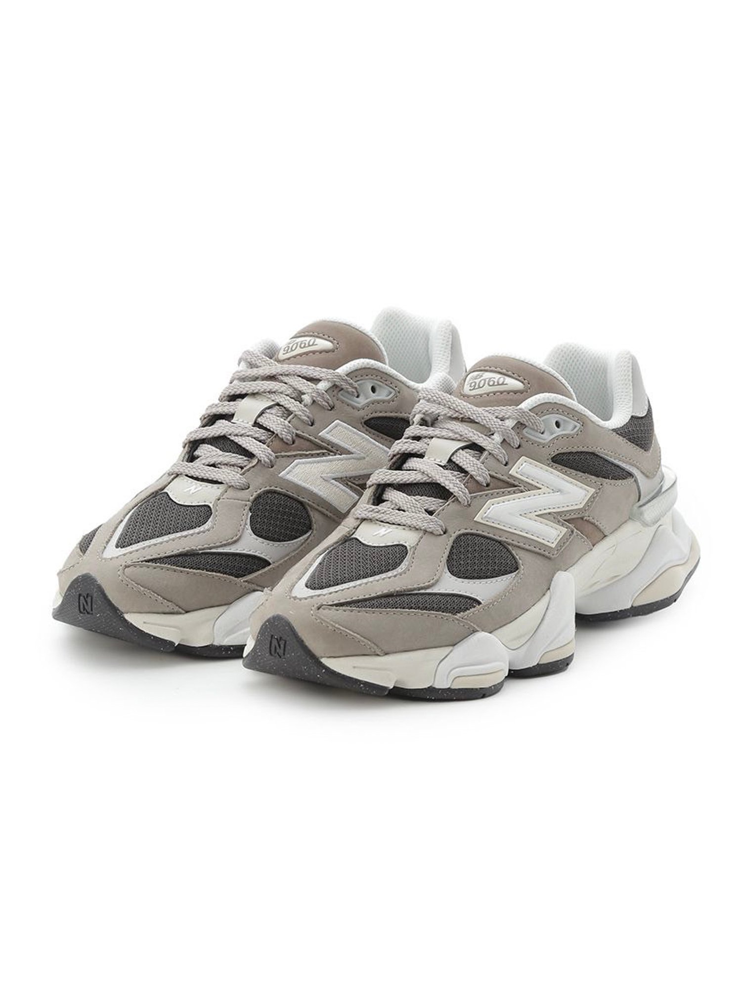 グレーのスニーカー